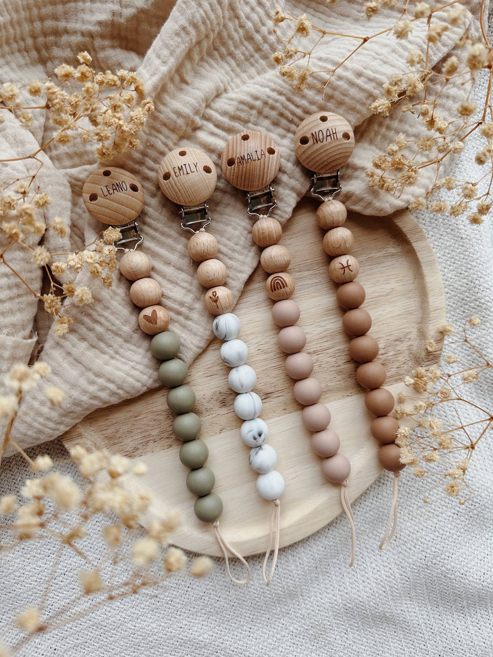 Schnullerkette -Joley - Mit Namen Aus Silikon - Und Holzperlen || Personalisierung Regenbogen, Herz, Sternzeichen Geschenkidee Baby Boho von Makrameearina