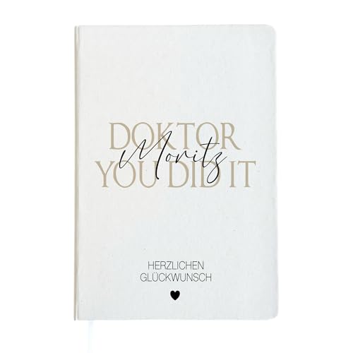 Manufaktur Liebevoll Doktor Notizbuch mit Namen Doktor Abschluss Geschenk DIN A5 Notizheft personalisiert Prüfung bestanden Doktor Arbeit Geschenk Frauen Männer Studium Abschluss (Doktor) von Manufaktur Liebevoll