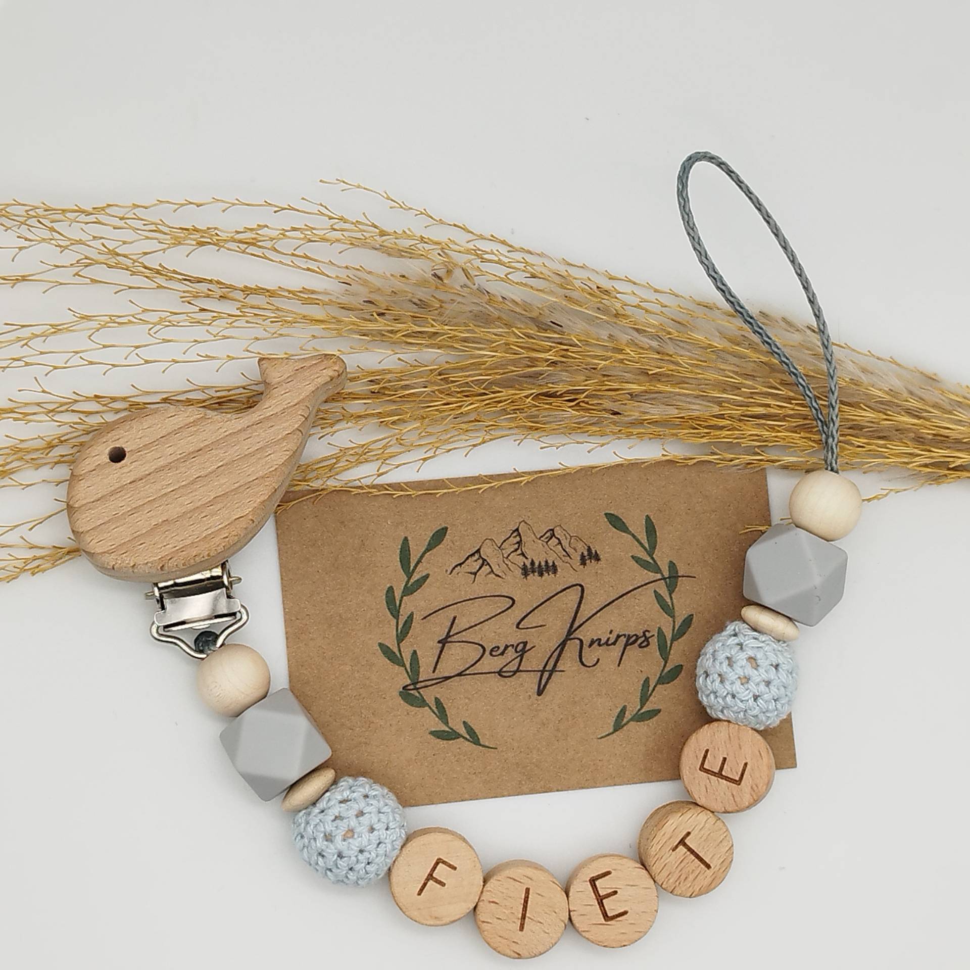 Schnullerkette Mit Namen Jungen - Babygeschenk Personalisiert Schnullerkette Mit Namen Jungen - Babygeschenk Personalisiert von ManufakturBergKnirps