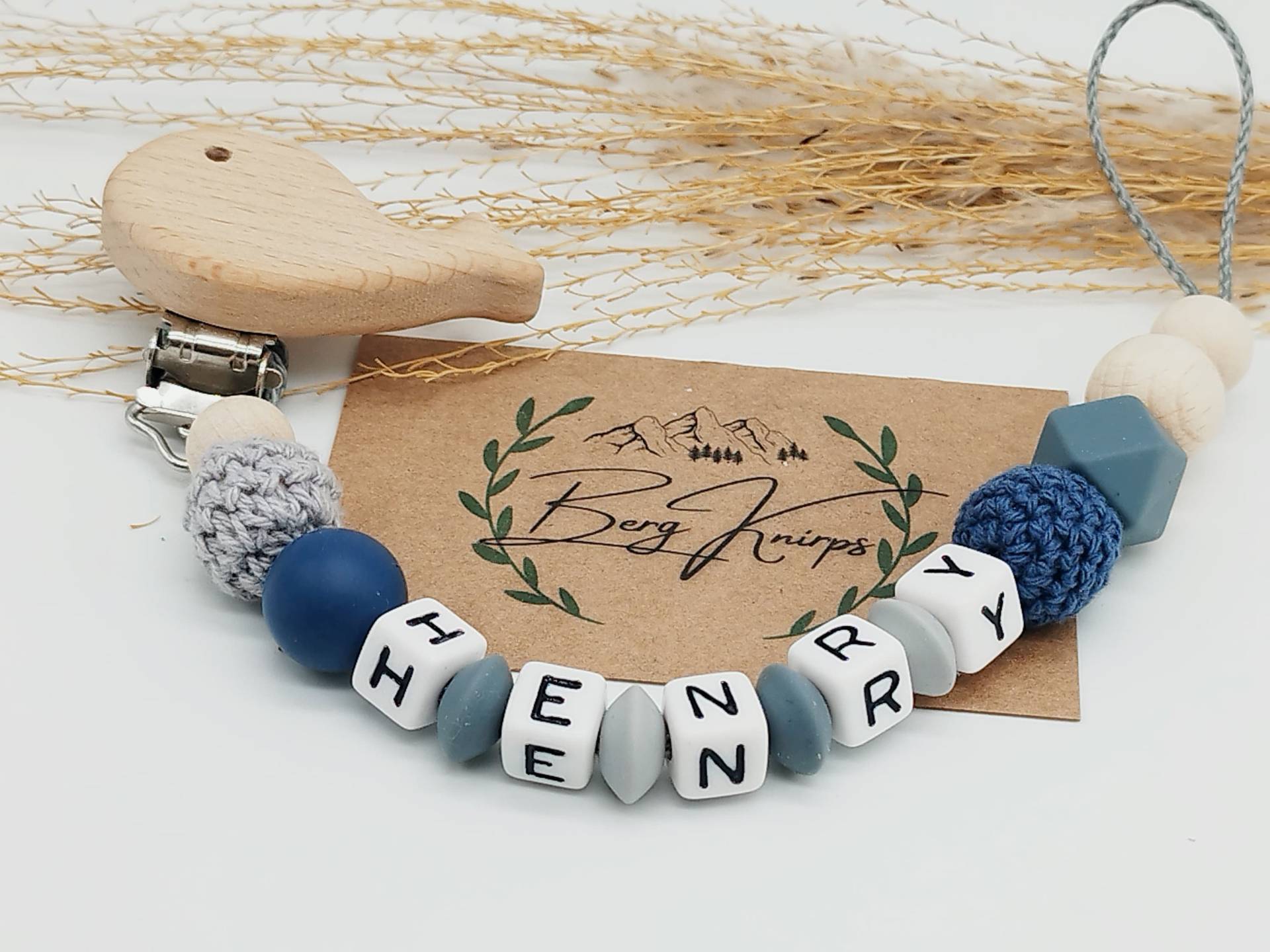 Schnullerkette Mit Namen Jungen Mädchen Personalisiert Blau Dunkelblau Grau Holz Walfisch Löwe Elefant Fuchs Regenbogen Schnullerkette Mit Namen Jungen Mädchen Personalisiert Blau Dunkelblau Grau Holz Walfisch Löwe Elefant Fuchs Regenbogen von ManufakturBergKnirps