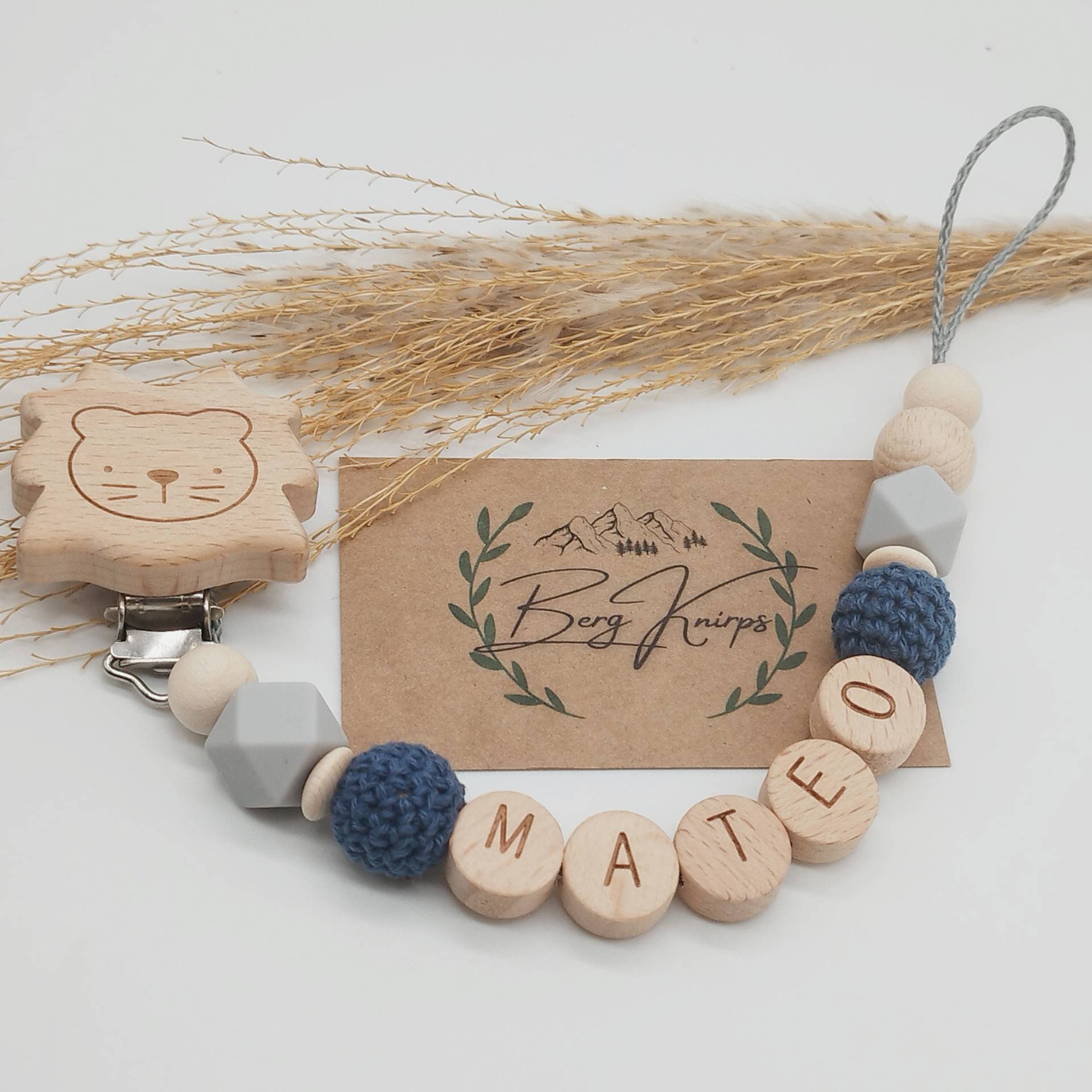 Schnullerkette Mit Namen Personalisiert Jungen Dunkelblau Blau Grau | Babygeschenk Zur Geburt Schnullerkette Mit Namen Personalisiert Jungen Dunkelblau Blau Grau | Babygeschenk Zur Geburt von ManufakturBergKnirps