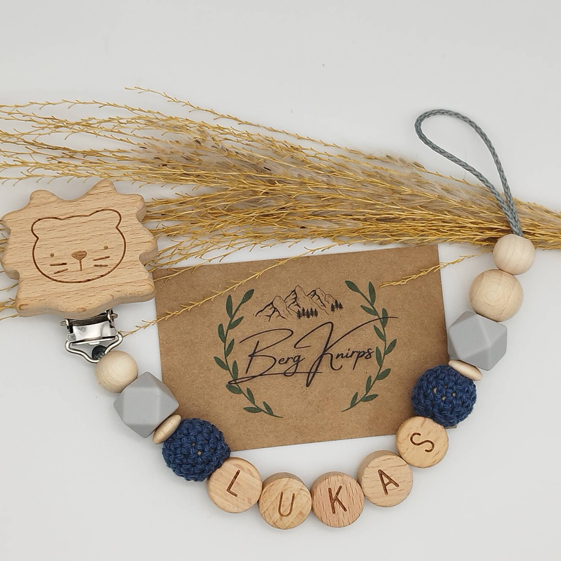 Schnullerkette Mit Namen Personalisiert Jungen Mädchen | Babygeschenk Zur Geburt Hellgrau Grau Dunkelblau Blau Löwe Fuchs Elefant Stern Schnullerkette Mit Namen Personalisiert Jungen Mädchen | Babygeschenk Zur Geburt Hellgrau Grau Dunkelblau Blau Löwe Fuchs Elefant Stern von ManufakturBergKnirps