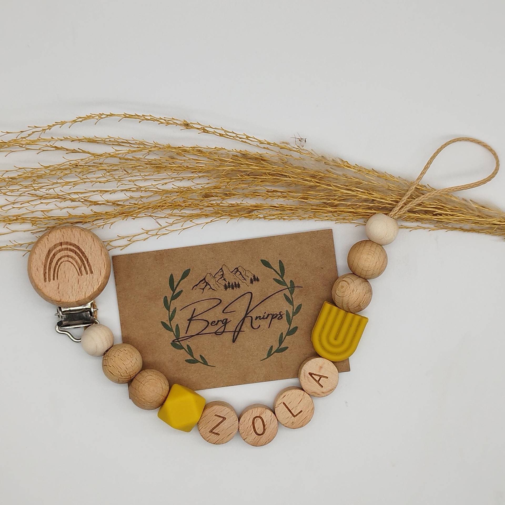 Schnullerkette Mit Namen Personalisiert Jungen Mädchen Senfgelb Schnullerkette Mit Namen Personalisiert Jungen Mädchen Senfgelb von ManufakturBergKnirps
