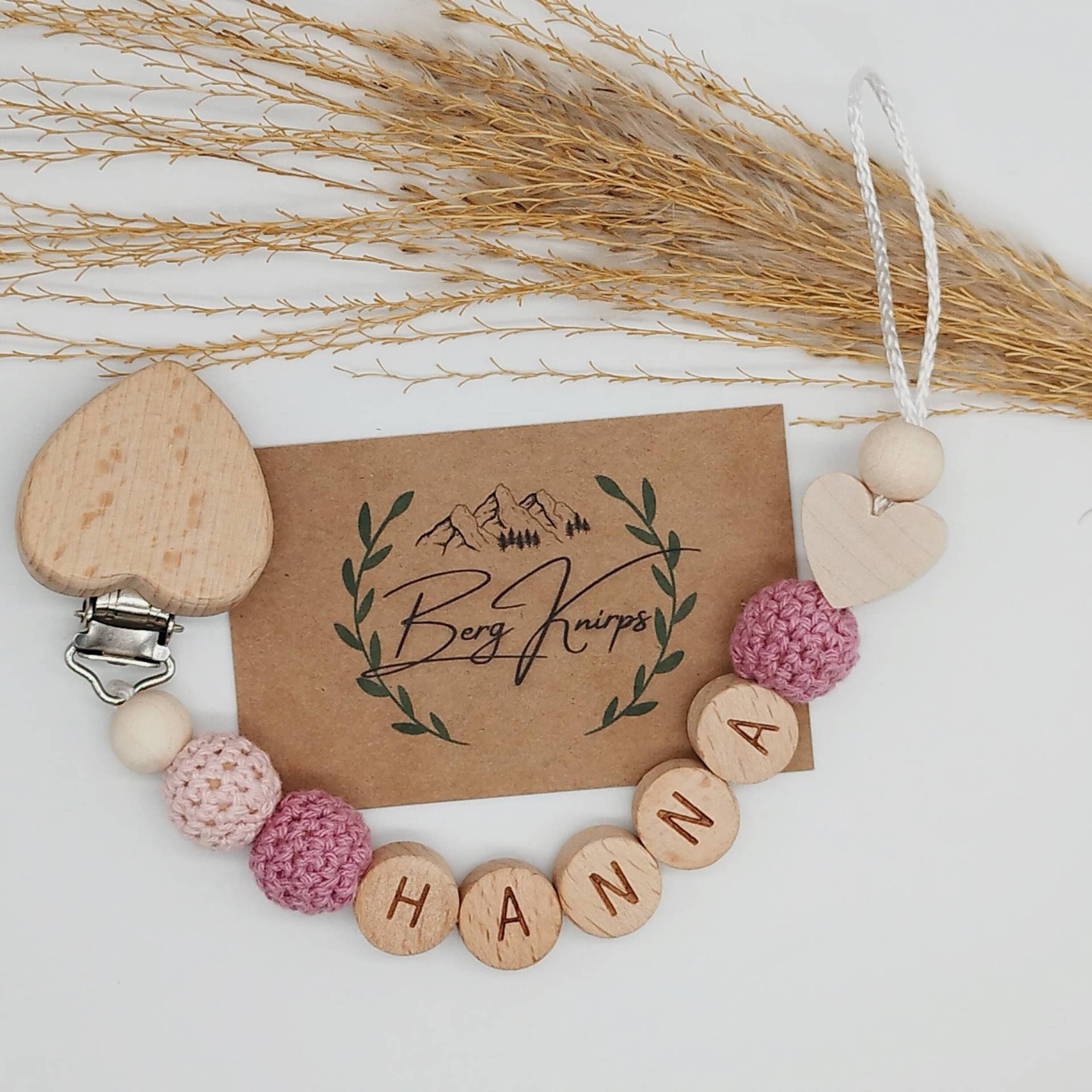 Schnullerkette Mit Namen Personalisiert Mädchen Herz | Babygeschenk Zur Geburt Walfisch Löwe Elefant Fuchs Regenbogen Rosa Altrosa Schnullerkette Mit Namen Personalisiert Mädchen Herz | Babygeschenk Zur Geburt Walfisch Löwe Elefant Fuchs Regenbogen Rosa Altrosa von ManufakturBergKnirps
