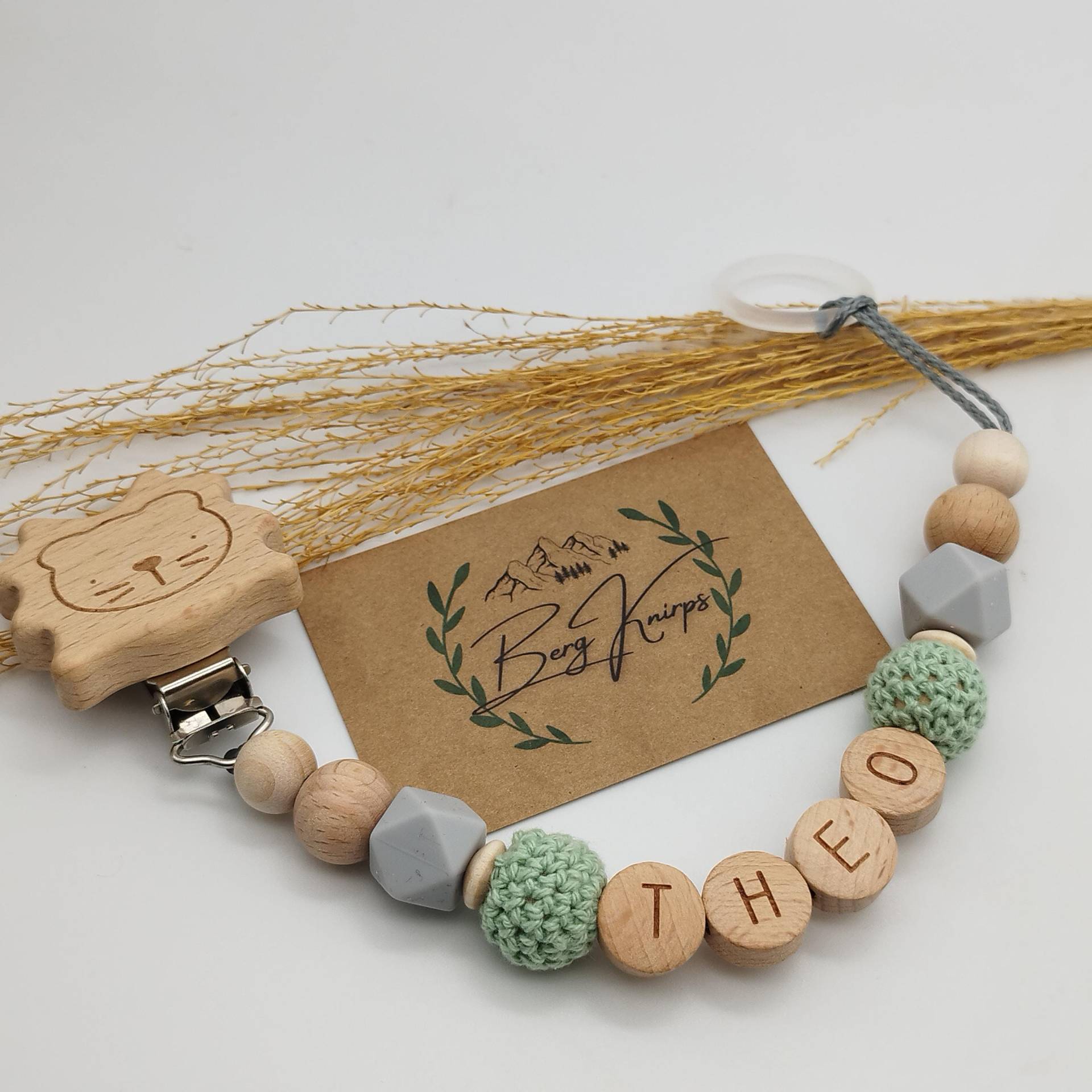 Schnullerkette Personalisiert Mit Namen Jungen Mädchen Walfisch Löwe Elefant Fuchs Regenbogen Stern Herz Schnullerkette Personalisiert Mit Namen Jungen Mädchen Walfisch Löwe Elefant Fuchs Regenbogen Stern Herz von ManufakturBergKnirps
