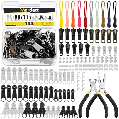Mardatt 144 Stück Reißverschluss Reparatur Set, #3#5#8 Zipper Ersatz mit Reißverschluss Verlängerung zieht, Installation Zange für Taschen, Zelte, Gepäck, Jacken, Rucksäcke, Schlafsäcke Mardatt 144 Stück Reißverschluss Reparatur Set, #3#5#8 Zipper Ersatz mit Reißverschluss Verlängerung zieht, Installation Zange für Taschen, Zelte, Gepäck, Jacken, Rucksäcke, Schlafsäcke von Mardatt
