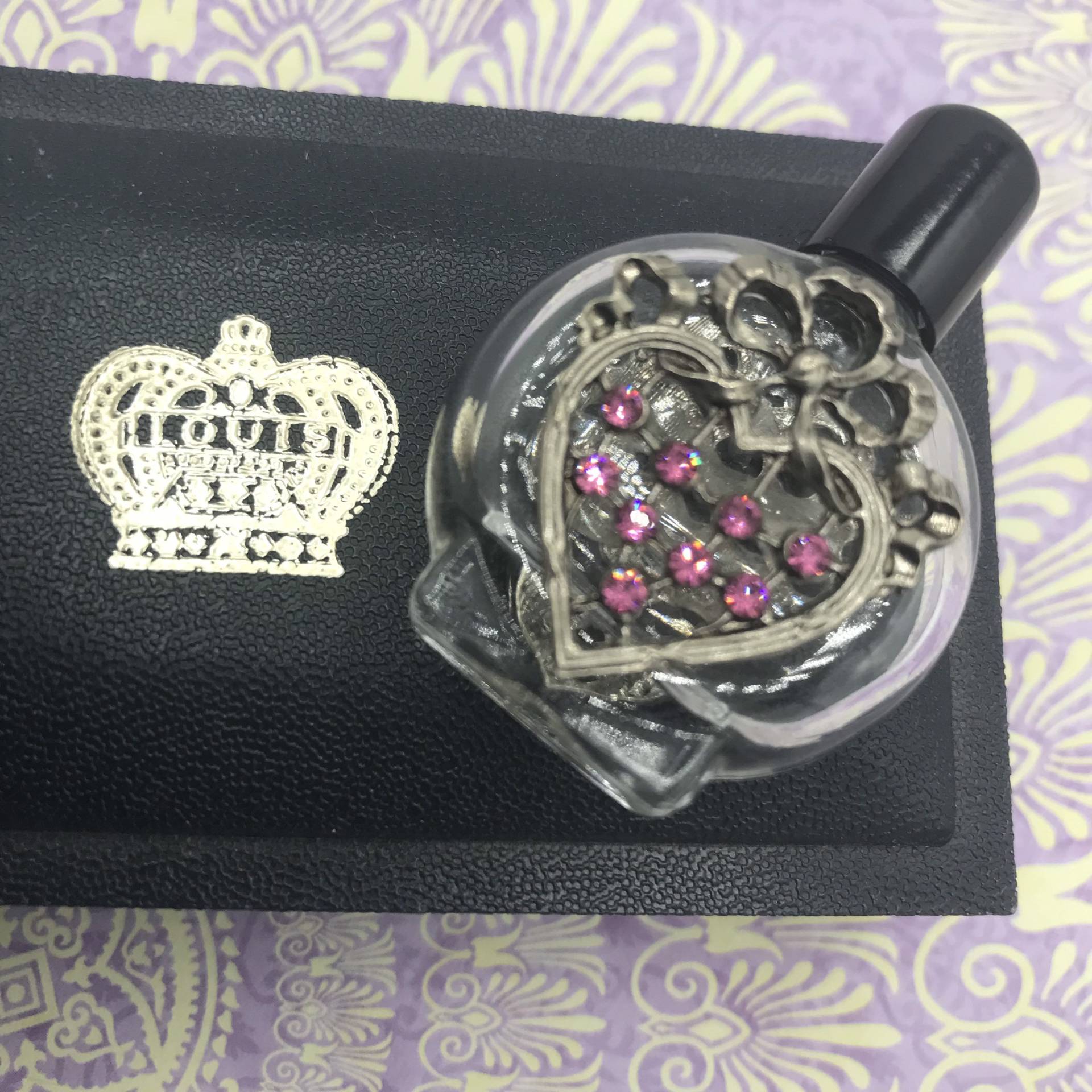 Vintage Rosa Strass Parfümflasche, Sammlerstück Herz Motiv Miniatur Parfümflasche Vintage Rosa Strass Parfümflasche, Sammlerstück Herz Motiv Miniatur Parfümflasche von MartiniMermaid