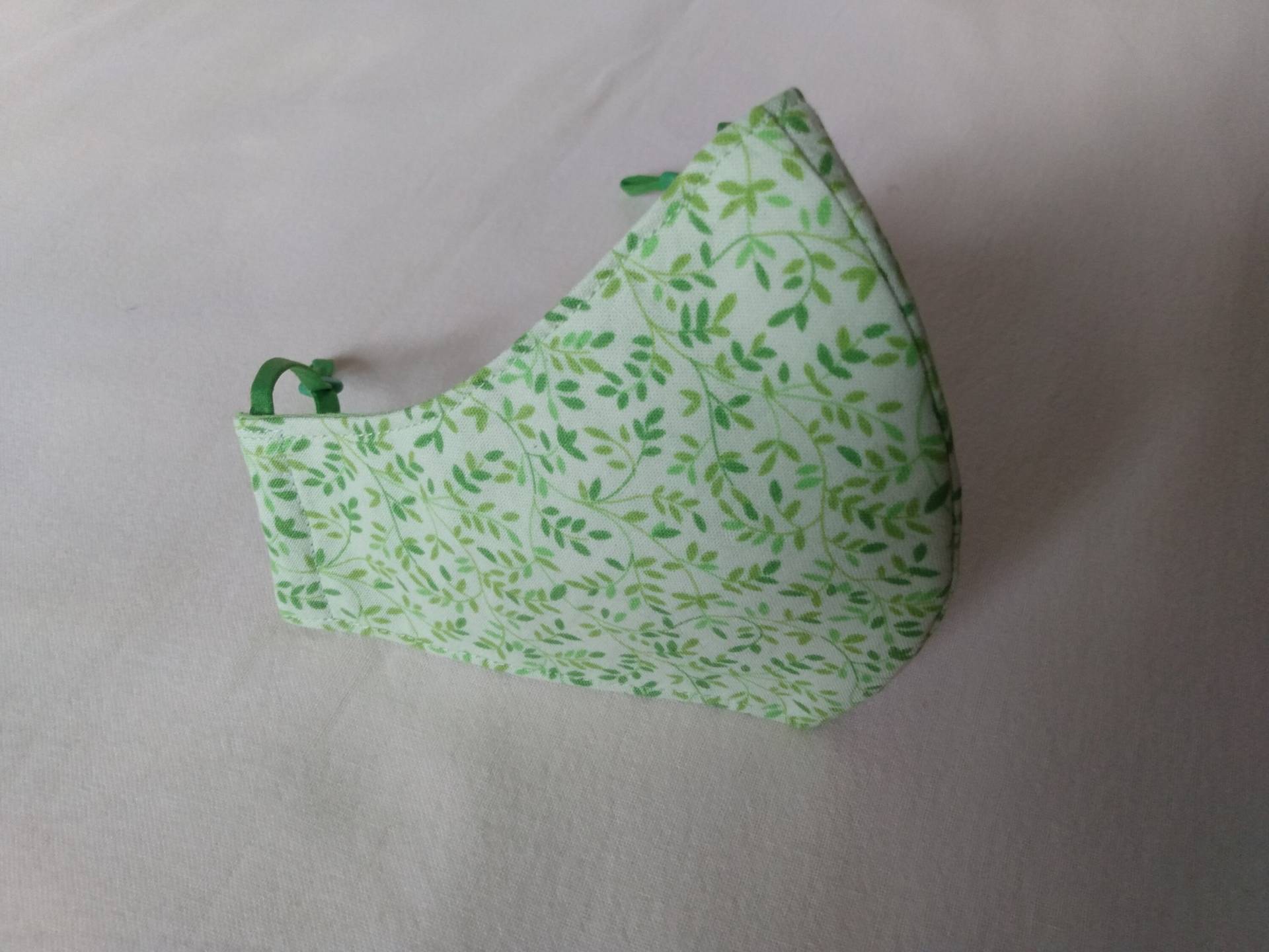 Bestückte Gesichtsmaske Aus Stoff | Grüne Blätter von MaskedRedPanda