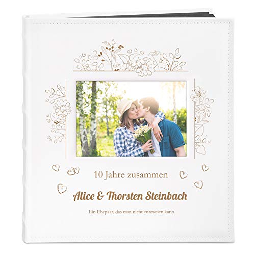 Maverton Fotoalbum zum Selbstgestalten mit Bildausschnitt & Gravur zum Jubiläum - Fotobuch zum Einkleben - 240 Fotos im Format 10x15-60 schwarze Seiten - Größe 33x30cm - Weiß - Hochzeitsgeschenk von Maverton