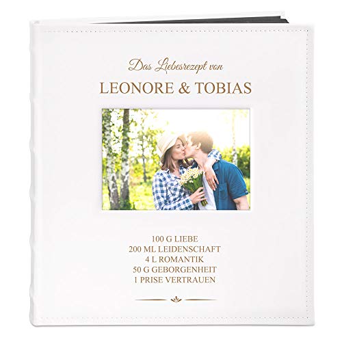 Maverton Fotoalbum zum Selbstgestalten mit Bildausschnitt & Gravur zum Jubiläum - Fotobuch zum Einkleben - 240 Fotos im Format 10x15-60 schwarze Seiten - Größe 33x30cm - Weiß - Hochzeitsgeschenk Maverton Fotoalbum zum Selbstgestalten mit Bildausschnitt & Gravur zum Jubiläum - Fotobuch zum Einkleben - 240 Fotos im Format 10x15-60 schwarze Seiten - Größe 33x30cm - Weiß - Hochzeitsgeschenk von Maverton