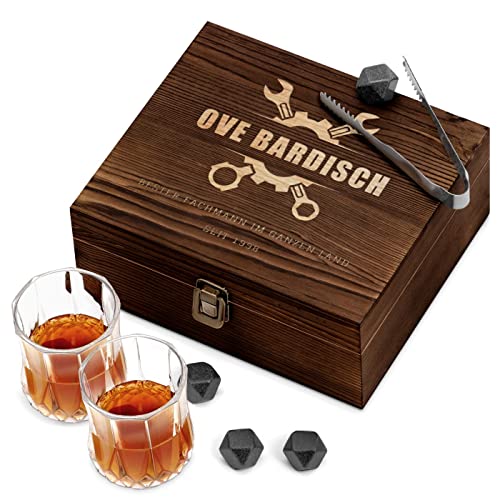 Maverton Whisky Steine Set - in Holzbox mit Gravur - 8 Granit Eiswürfel & 2 Whisky Gläser - wiederverwendbar - Geschenke für Männer - personalisiertes Whiskey Geschenkset - Werkzeug Maverton Whisky Steine Set - in Holzbox mit Gravur - 8 Granit Eiswürfel & 2 Whisky Gläser - wiederverwendbar - Geschenke für Männer - personalisiertes Whiskey Geschenkset - Werkzeug von Maverton