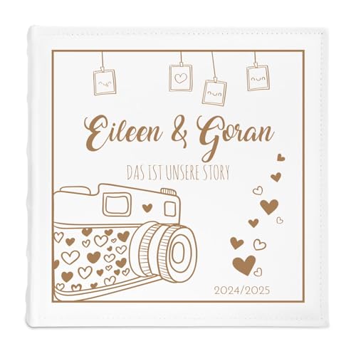 Maverton personalisiertes Einsteckalbum für 500 Fotos - Familienalbum 10x15 cm - weißes Erinnerungsalbum mit Einstecktaschen für Paar zum Hochzeitsjubiläum - 33x33cm - Kamera Maverton personalisiertes Einsteckalbum für 500 Fotos - Familienalbum 10x15 cm - weißes Erinnerungsalbum mit Einstecktaschen für Paar zum Hochzeitsjubiläum - 33x33cm - Kamera von Maverton