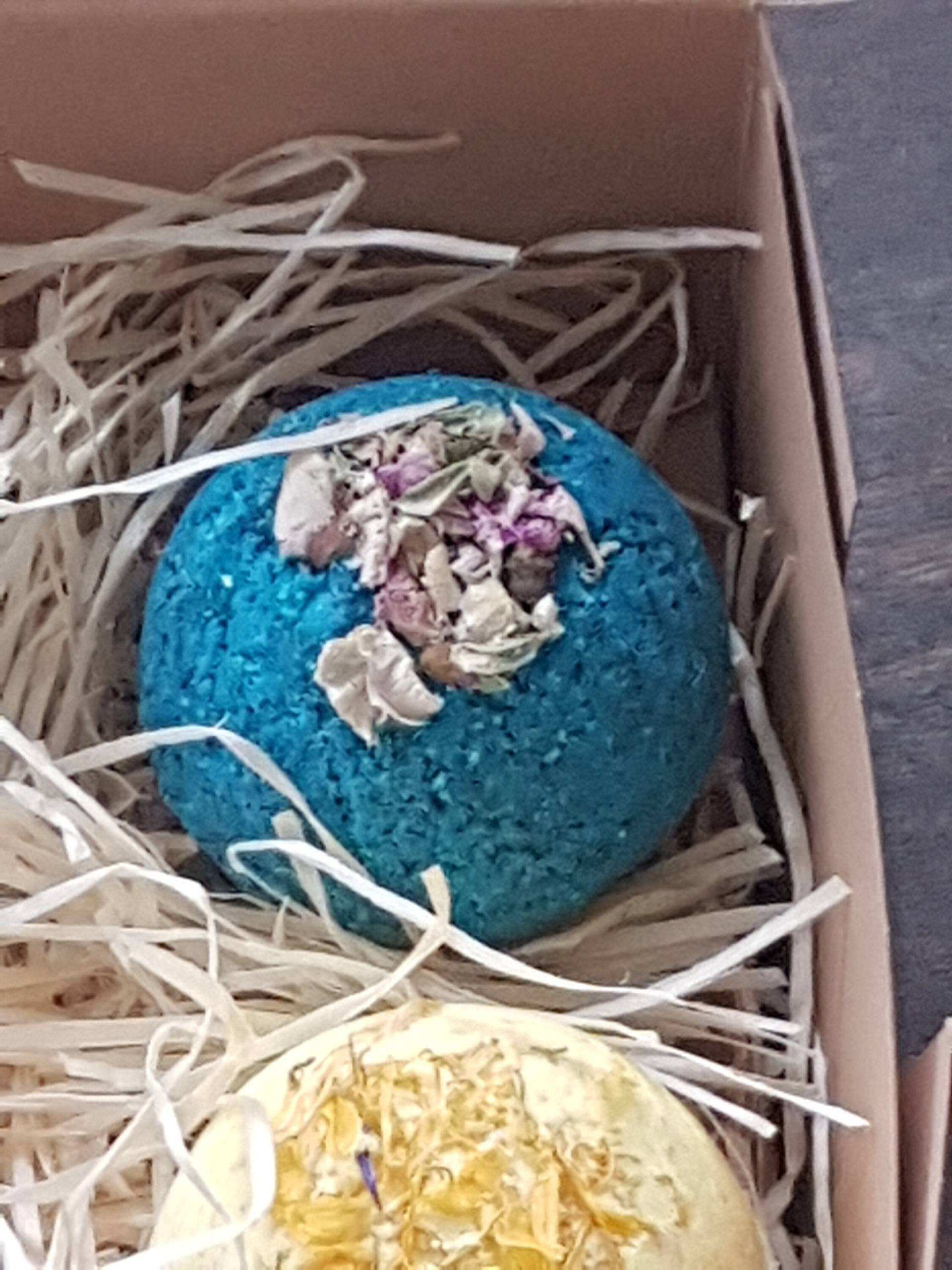4 Badekugeln Circa 125G Je Kugel - Geschenkbox Badebomben, Vegan, Nikolaus, Valentinstag Bath Bombs As Gift Box, No Palm Oil 4 Badekugeln Circa 125G Je Kugel - Geschenkbox Badebomben, Vegan, Nikolaus, Valentinstag Bath Bombs As Gift Box, No Palm Oil von MiaCaroDesign
