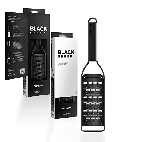 Microplane Küchenreibe 2-Wege-Schneide mit Edelstahlklinge Made in USA für Parmesan, Apfel, Karotte, Zucchini & Schokolade aus der Black Sheep Serie Microplane Küchenreibe 2-Wege-Schneide mit Edelstahlklinge Made in USA für Parmesan, Apfel, Karotte, Zucchini & Schokolade aus der Black Sheep Serie von Microplane