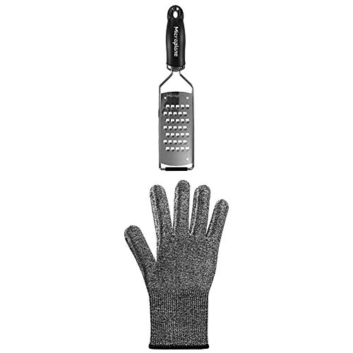 Microplane Reibe & Schnittschutzhandschuh im Set, Klinge sehr grob Edelstahl Gourmet Serie für Kartoffel, Zucchini, Karotte, Apfel, Kohl und Käse Microplane Reibe & Schnittschutzhandschuh im Set, Klinge sehr grob Edelstahl Gourmet Serie für Kartoffel, Zucchini, Karotte, Apfel, Kohl und Käse von Microplane