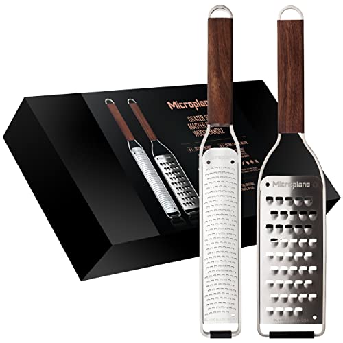 Microplane Reiben-Set (Zester & Extra-Grob) für Zitrusfrüchte, Hartkäse, Muskatnuss, Kartoffeln, Karotten & Zucchinis aus der Master-Serie mit Walnussholzgriff und Edelstahlklingen - Made in USA Microplane Reiben-Set (Zester & Extra-Grob) für Zitrusfrüchte, Hartkäse, Muskatnuss, Kartoffeln, Karotten & Zucchinis aus der Master-Serie mit Walnussholzgriff und Edelstahlklingen - Made in USA von Microplane
