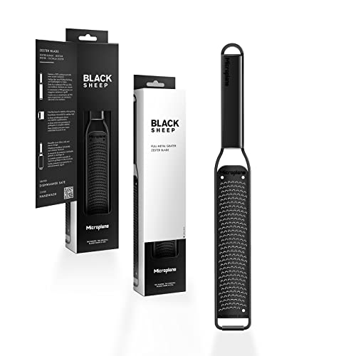 Microplane Zester Küchenreibe mit Edelstahlklinge Made in USA für Zitrusfrüchte, Parmesan, Ingwer, Schokolade & Muskatnuss aus der Black Sheep Serie Microplane Zester Küchenreibe mit Edelstahlklinge Made in USA für Zitrusfrüchte, Parmesan, Ingwer, Schokolade & Muskatnuss aus der Black Sheep Serie von Microplane