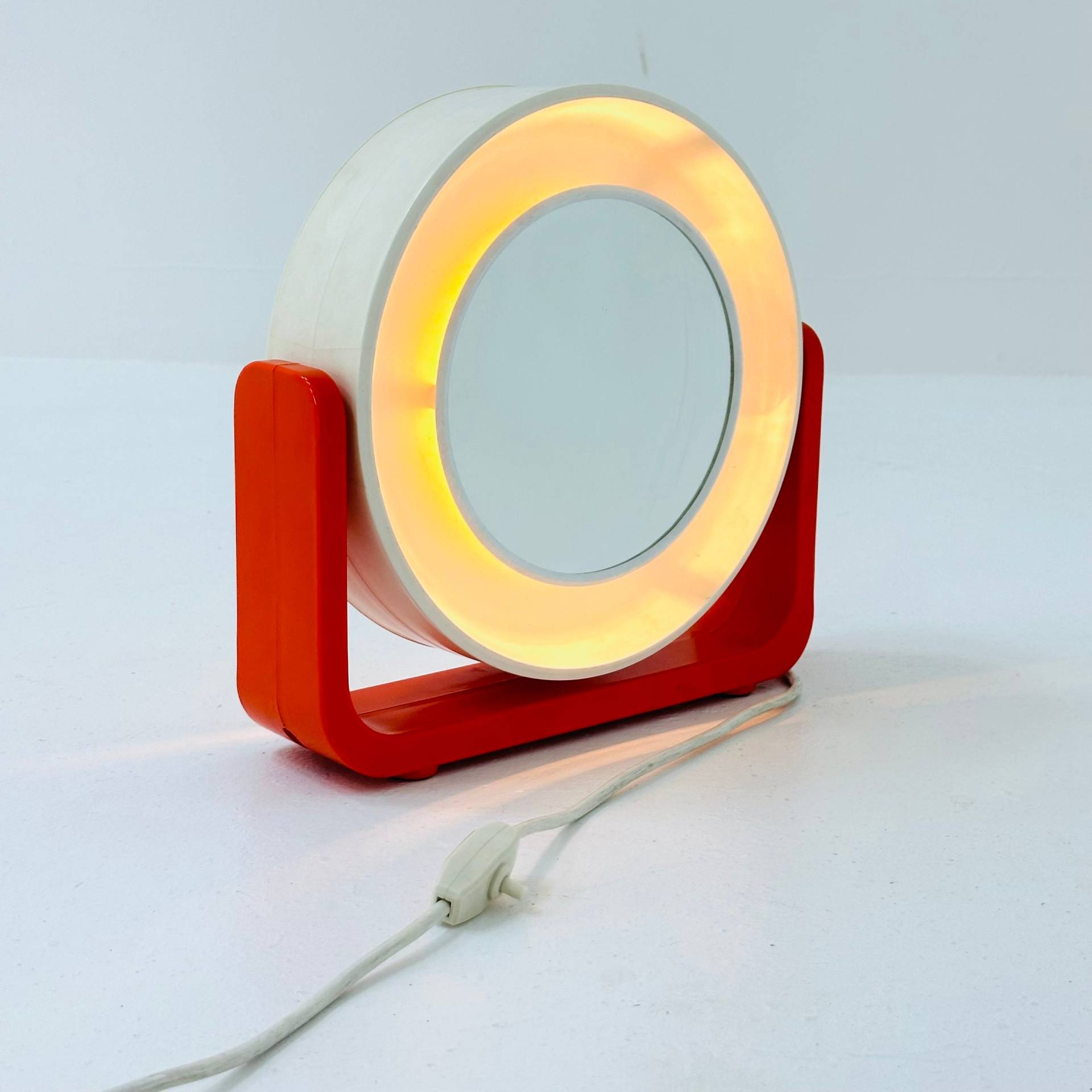 Backlit Vintage Two-Sided Mirror By Allibert Space Age Orange. Rotates To Switch Between The Regular & Magnifying Mirrors Backlit Vintage Two-Sided Mirror By Allibert Space Age Orange. Rotates To Switch Between The Regular & Magnifying Mirrors von MidAgeVintageDE2