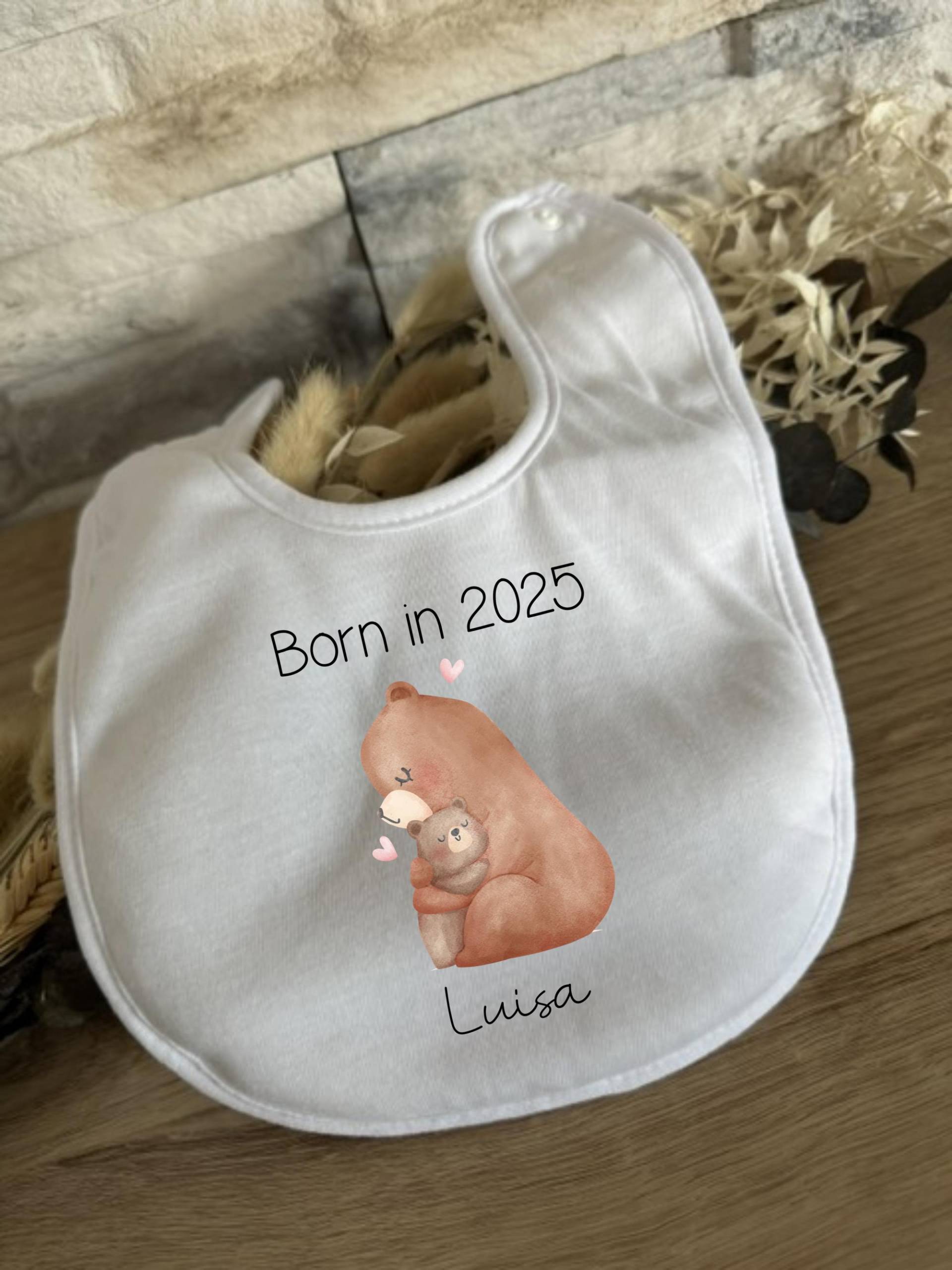 Baby Lätzchen Personalisierte Geschenke Name Born in 2025 Geschenk Babyparty Babyshower Geburt Halstuch Babygeschenk Bär Mama Baby Lätzchen Personalisierte Geschenke Name Born in 2025 Geschenk Babyparty Babyshower Geburt Halstuch Babygeschenk Bär Mama von Milevo