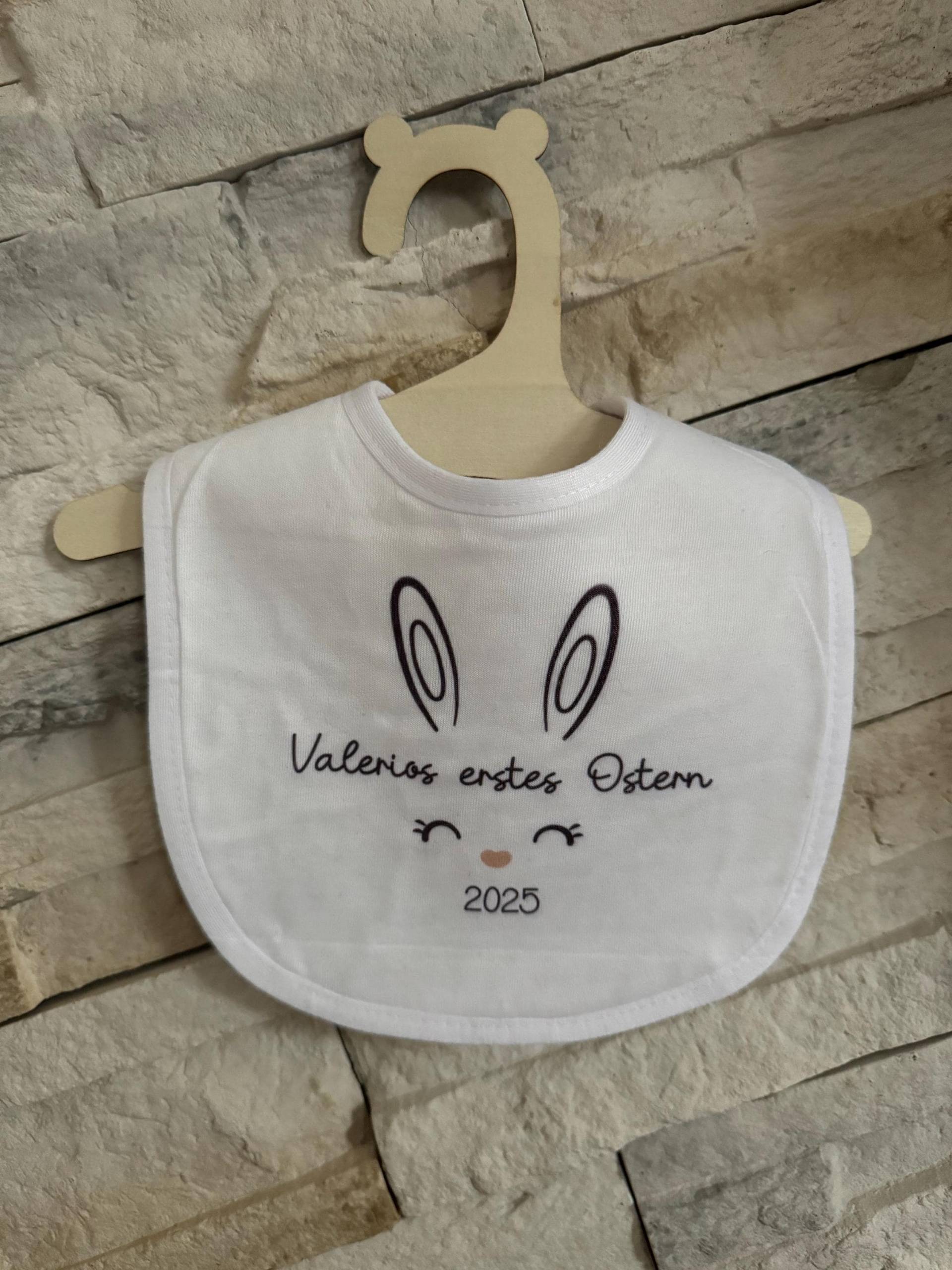 Baby Lätzchen Erstes Ostern Ostergeschenk Personalisierte Geschenke Hase Osterhase Name Babyparty Babyshower Geburt Halstuch 2025 Baby Lätzchen Erstes Ostern Ostergeschenk Personalisierte Geschenke Hase Osterhase Name Babyparty Babyshower Geburt Halstuch 2025 von Milevo