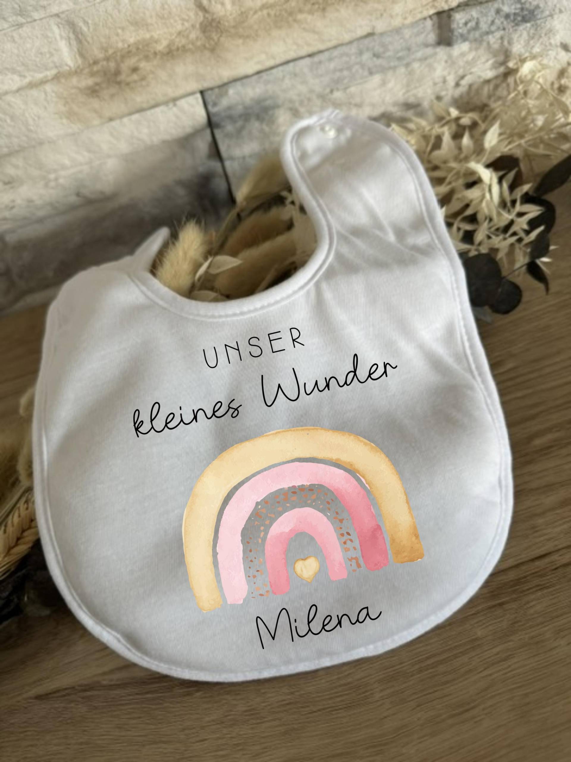 Baby Latz Personalisierte Geschenke Lätzchen Kleines Wunder Regenbogen Rosa Name Geschenk Babyparty Babyshower Geburt Halstuch 2025 Baby Latz Personalisierte Geschenke Lätzchen Kleines Wunder Regenbogen Rosa Name Geschenk Babyparty Babyshower Geburt Halstuch 2025 von Milevo
