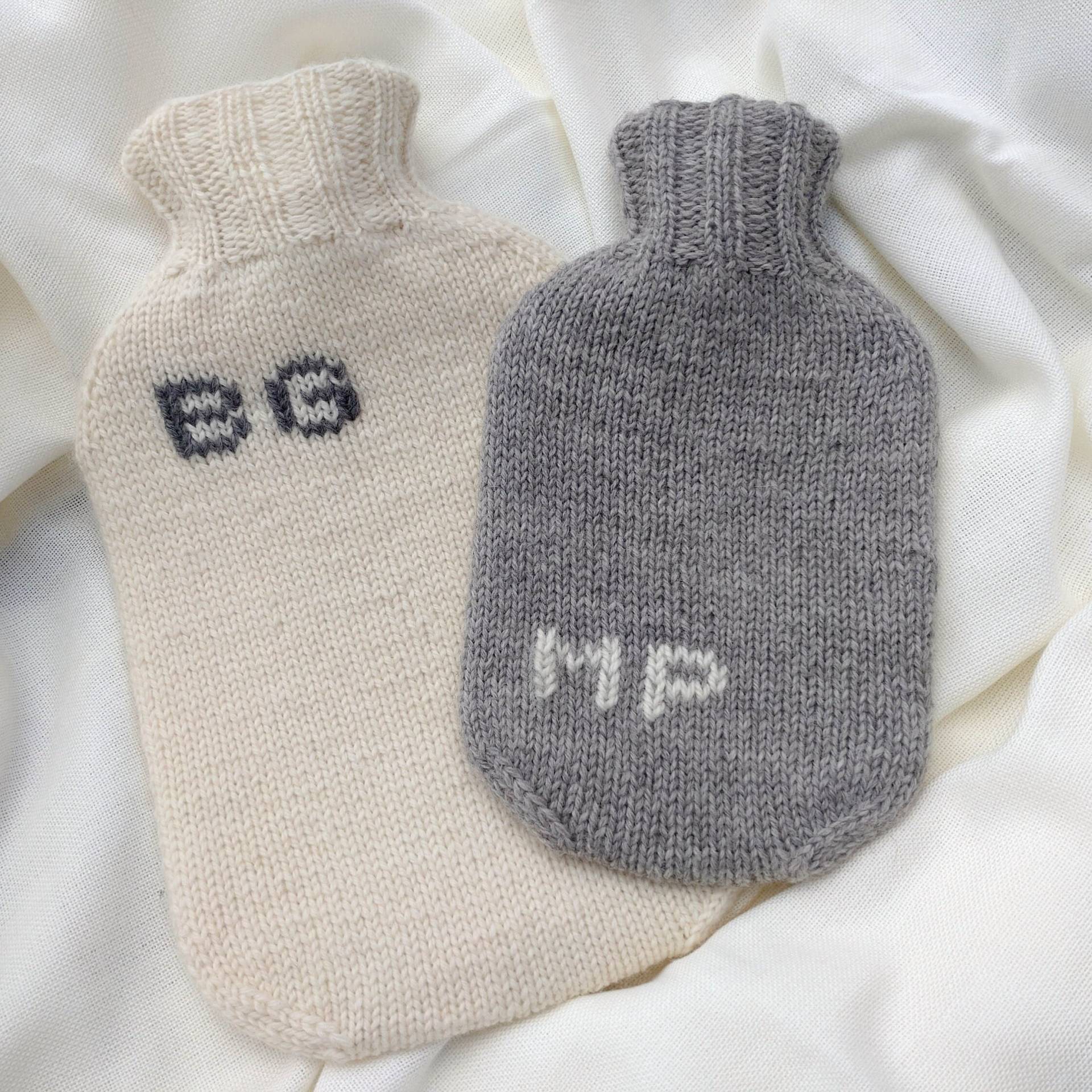 Personalisierbare Wärmflasche Aus Wolle, Handgestrickt in Deutschland, Personalisiert Mit Initialien/Monogram Ihren Wunschfarben Personalisierbare Wärmflasche Aus Wolle, Handgestrickt in Deutschland, Personalisiert Mit Initialien/Monogram Ihren Wunschfarben von MilicaMade