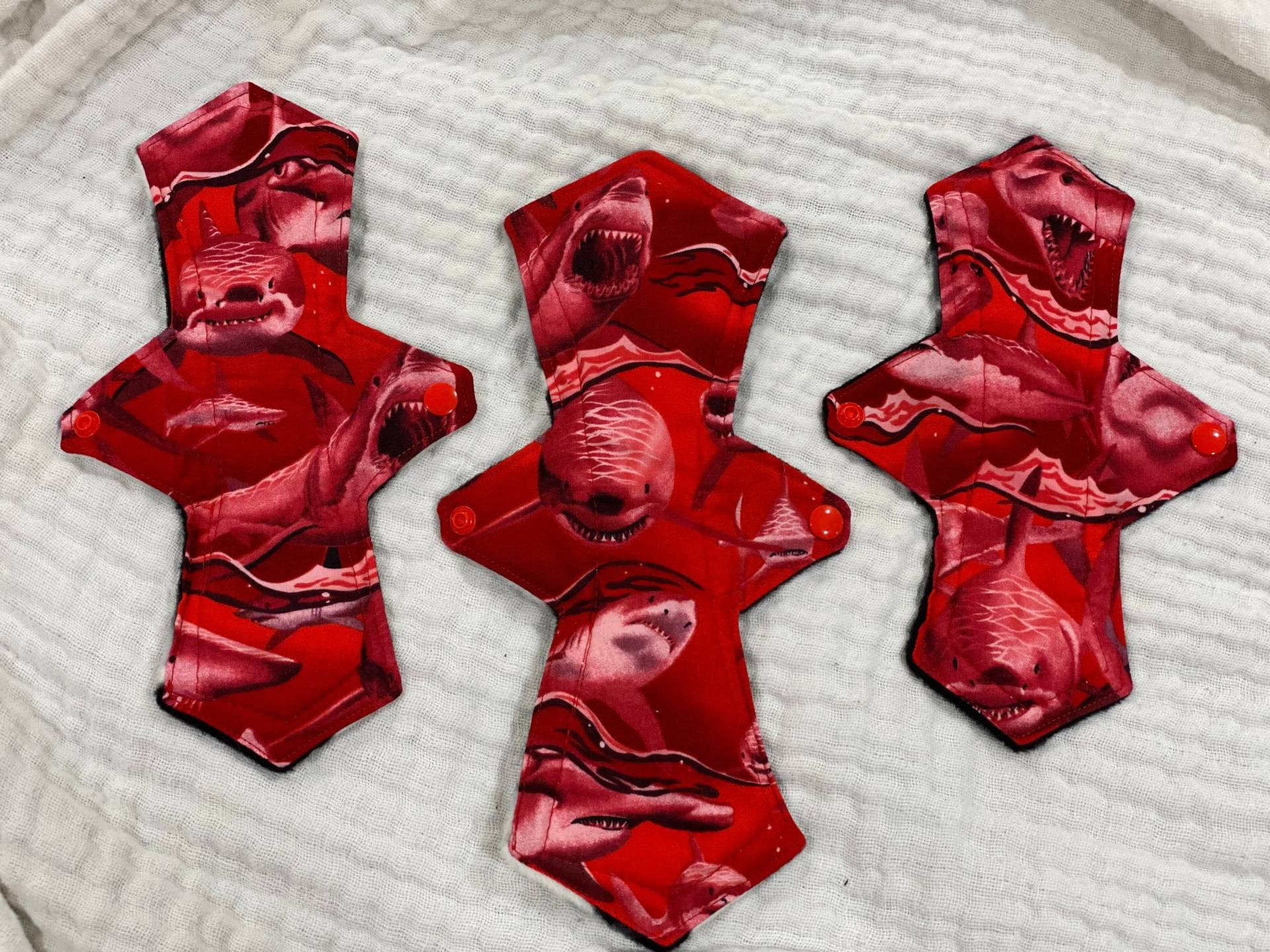 Crimson Tide, Hai-Woche, Wiederverwendbare Stoffpads, Damenbinden, Mehrere Größen Und Optionen Für Die Saugfähigkeit Crimson Tide, Hai-Woche, Wiederverwendbare Stoffpads, Damenbinden, Mehrere Größen Und Optionen Für Die Saugfähigkeit von MindingMyNeedle