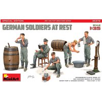 German Soldier at Rest - Special Edition von Mini Art