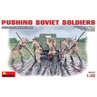 Pushing Soviet Soldiers von Mini Art