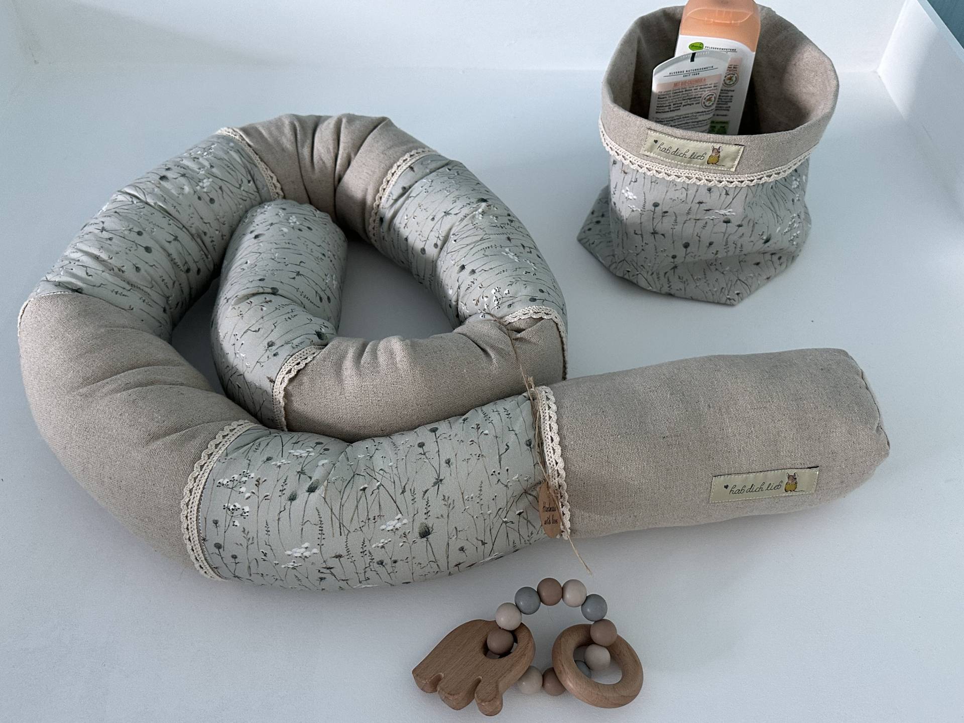 Bettumrandung Wickeltischumrandung Zugluftstopper Umrandung Für Wickeltisch Kissenschlange Dekokissen Daniela Drescher Wintergras Bettumrandung Wickeltischumrandung Zugluftstopper Umrandung Für Wickeltisch Kissenschlange Dekokissen Daniela Drescher Wintergras von MissSophiesLaedchen