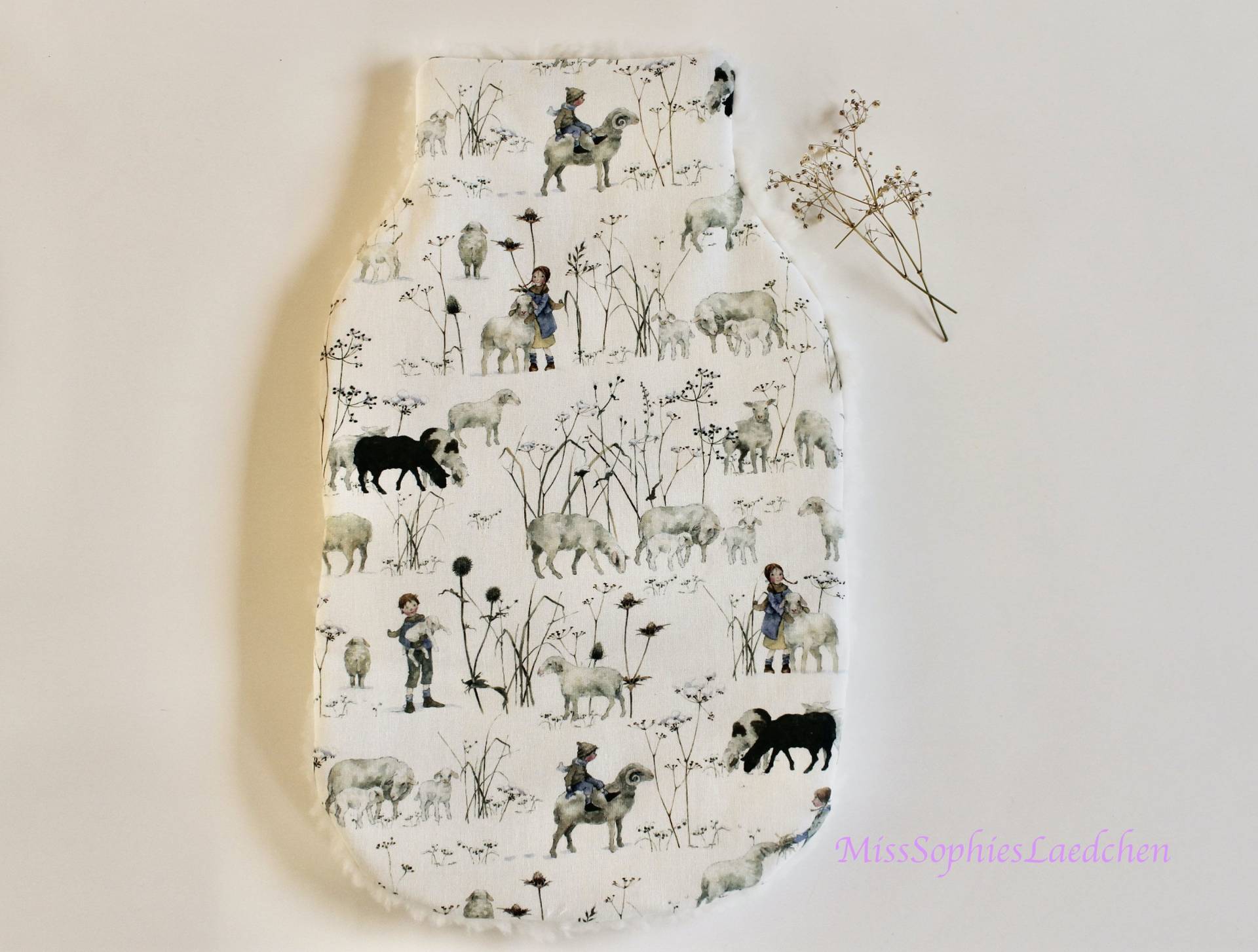 Wärmflaschenbezug, Hülle Für Wärmflasche, Bezug Daniela Drescher Winterkinder Und Schafe Wärmflaschenbezug, Hülle Für Wärmflasche, Bezug Daniela Drescher Winterkinder Und Schafe von MissSophiesLaedchen