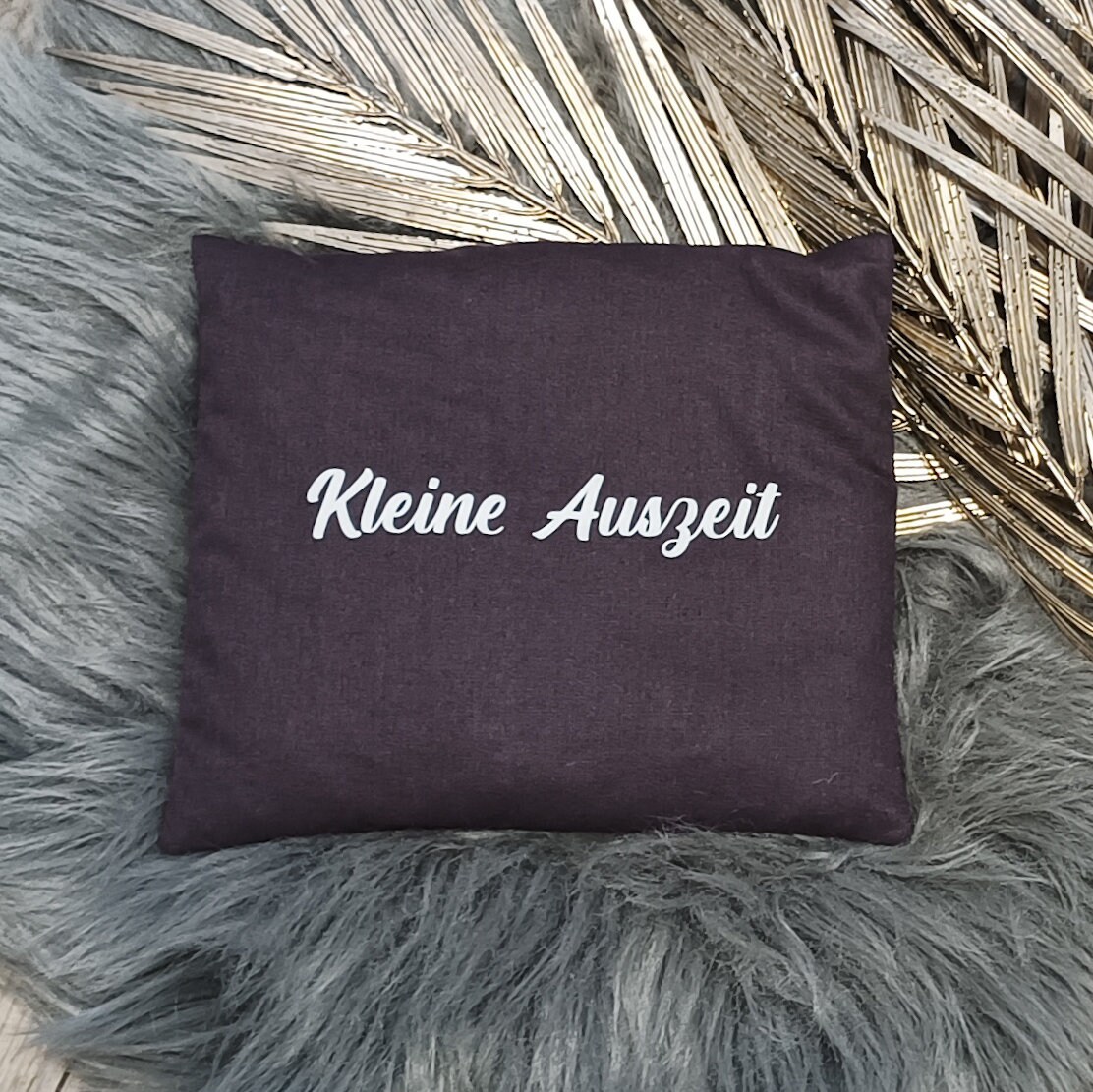 Körnerkissen "Kleine Auszeit" - Handgemachtes Wärmekissen Mit Aufschrift Körnerkissen "Kleine Auszeit" - Handgemachtes Wärmekissen Mit Aufschrift von MoiraLouArt