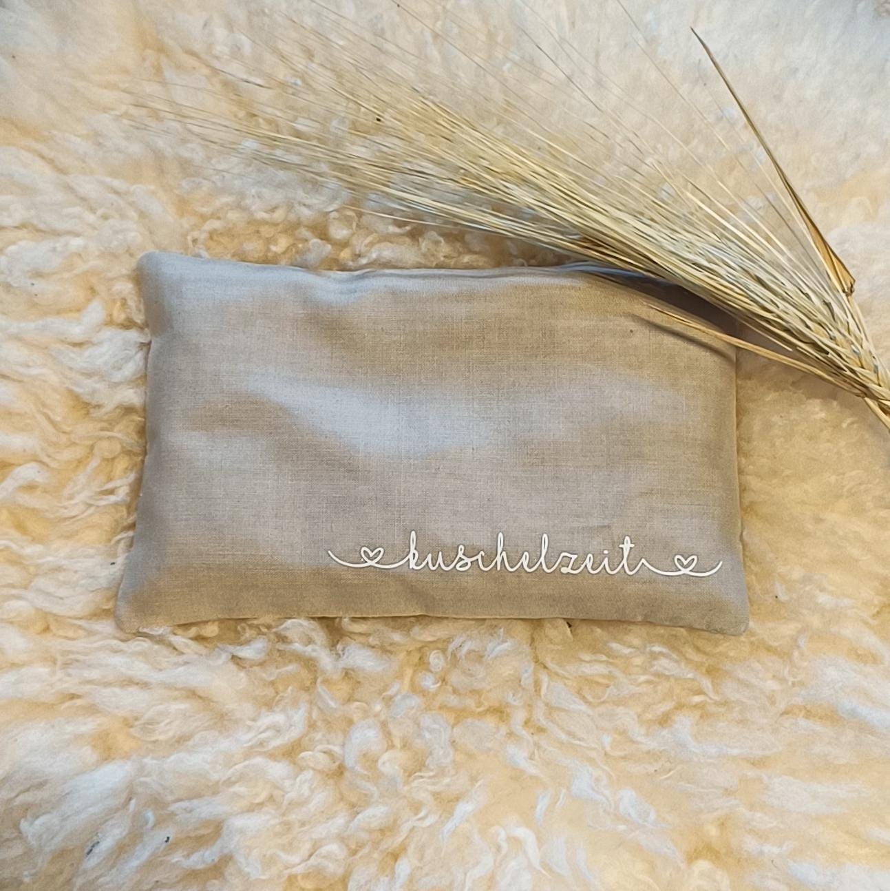 Mini Körnerkissen "Kuschelzeit" - Handgenähtes Wärmekissen Mit Text, 100% Baumwolle, Mikrowellengeeignet Mini Körnerkissen "Kuschelzeit" - Handgenähtes Wärmekissen Mit Text, 100% Baumwolle, Mikrowellengeeignet von MoiraLouArt