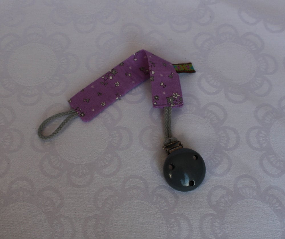 Schnullerband, Schnullerkette Aus Stoff - Blümchen Auf Helllila Schnullerband, Schnullerkette Aus Stoff - Blümchen Auf Helllila von MonasNaehwelt