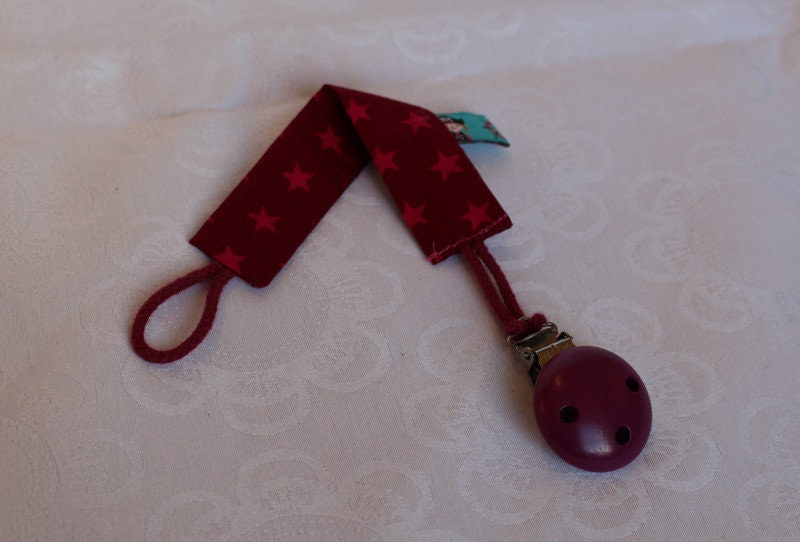 Schnullerband, Schnullerkette Aus Stoff - Sterne Dunkelpink Schnullerband, Schnullerkette Aus Stoff - Sterne Dunkelpink von MonasNaehwelt