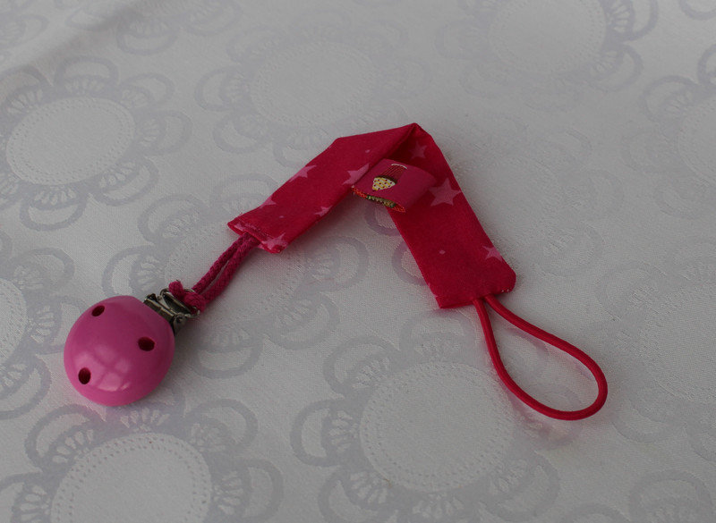 Schnullerband, Schnullerkette Aus Stoff - Sterne Pink Schnullerband, Schnullerkette Aus Stoff - Sterne Pink von MonasNaehwelt