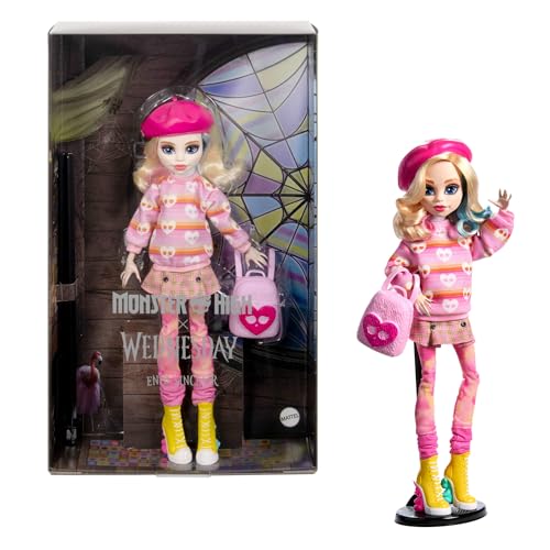 Monster High Wednesday Puppe und Accessoires, Enid Sinclair Sammelfigur in pink mit Baskenmütze und Rucksack, Puppenständer, HXJ05 Monster High Wednesday Puppe und Accessoires, Enid Sinclair Sammelfigur in pink mit Baskenmütze und Rucksack, Puppenständer, HXJ05 von Monster High