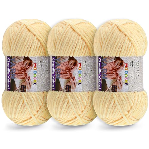 Weiches Chenille-Garn zum Häkeln und Stricken – Super Bulky 3 Pack mit 100 g/130 Yard – Babydeckengarn zum Häkeln dickes, flauschiges Amigurumi-Bastelgarn (weiches Buttergelb, 3 Knäuel) von Mooaske