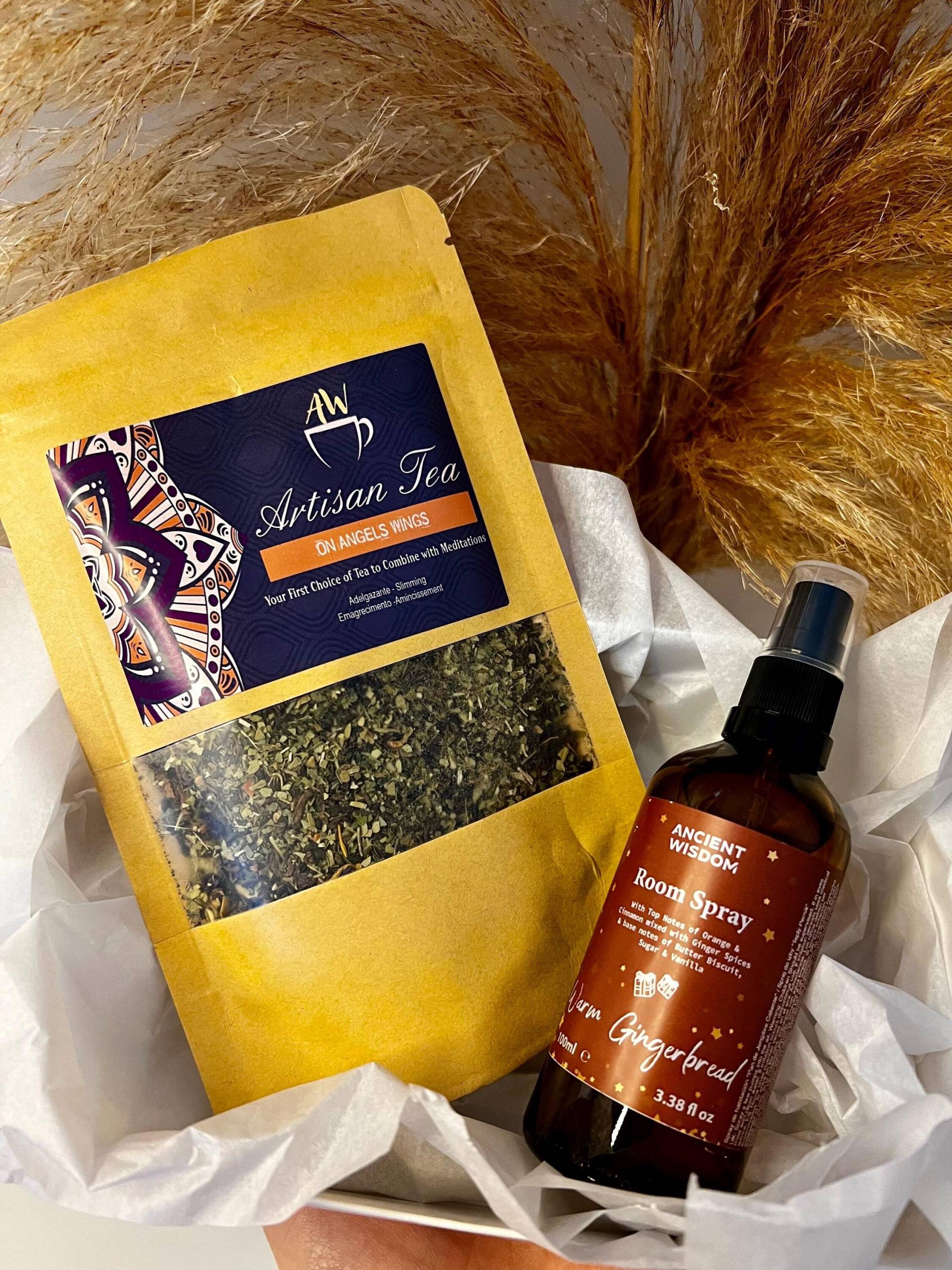 Cozy Gingerbread Room Spray & Heavenly Tea Christmas Gift Set - 60G "On Angels Wings" Artisan Tea, 100Ml "Warm Gingerbread" Cozy Gingerbread Room Spray & Heavenly Tea Christmas Gift Set - 60G "On Angels Wings" Artisan Tea, 100Ml "Warm Gingerbread" von MoonMadeDe