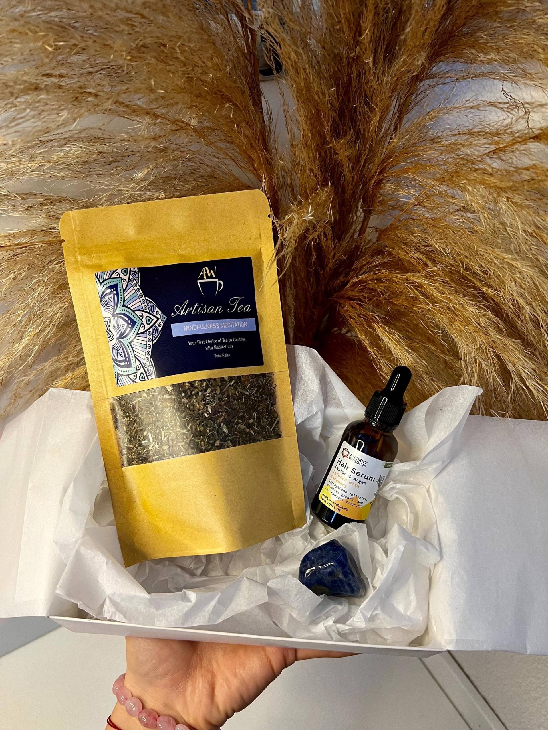 Mindfulness Meditation Christmas Gift Set 60G Calming Herbal Tea, 30Ml Organic Hair Serum With Castor, Argan & Rosemary, Sodalite Crystal Mindfulness Meditation Christmas Gift Set 60G Calming Herbal Tea, 30Ml Organic Hair Serum With Castor, Argan & Rosemary, Sodalite Crystal von MoonMadeDe