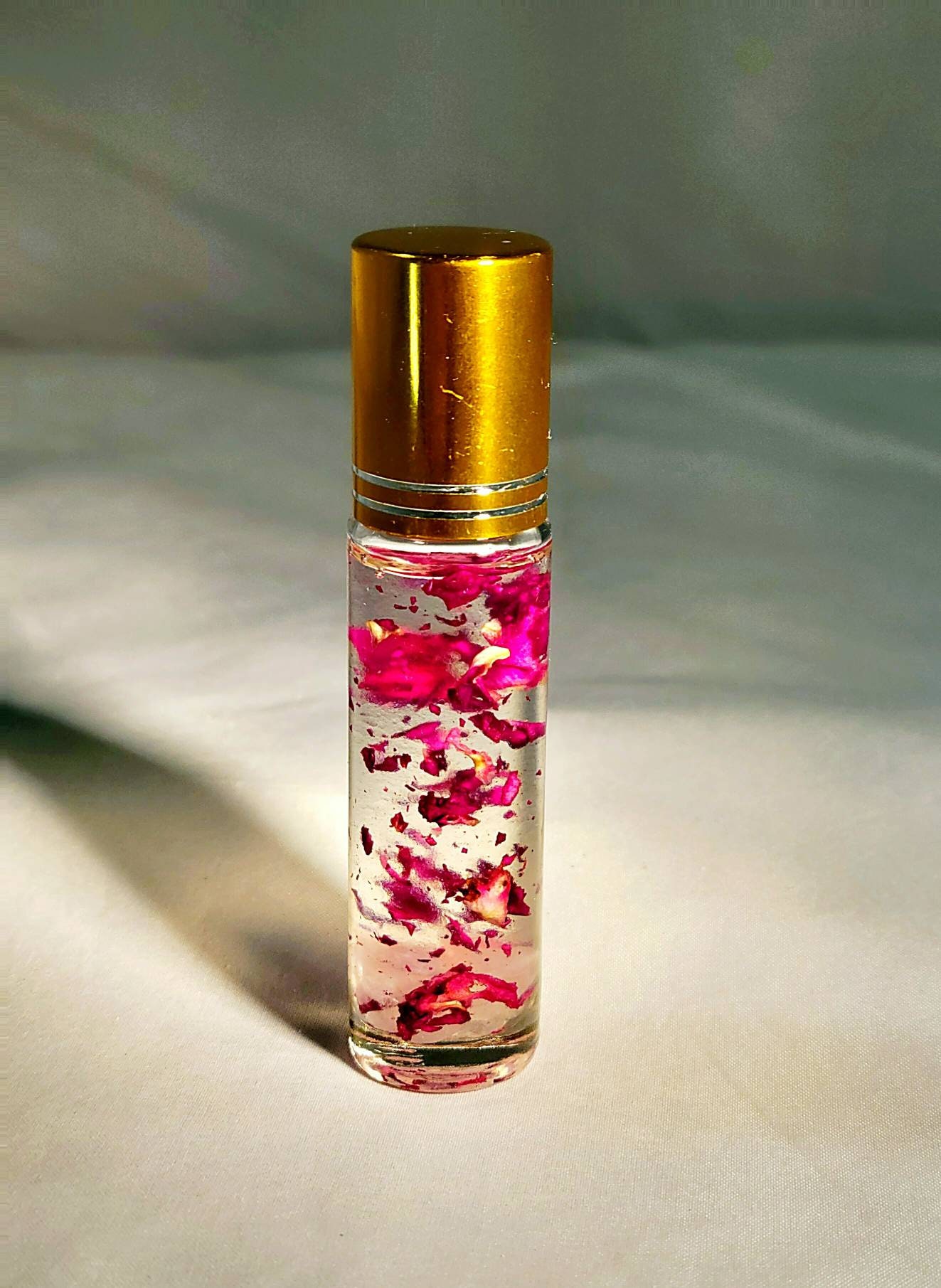 Love Me Oil Kristallinfundiertes Duftöl - Anziehungszauber Vanillerose Duftend Tragbares Zauberöl Erhöht Die Liebe Und Lust Anziehungskraft Love Me Oil Kristallinfundiertes Duftöl - Anziehungszauber Vanillerose Duftend Tragbares Zauberöl Erhöht Die Liebe Und Lust Anziehungskraft von MoonWitchMagick