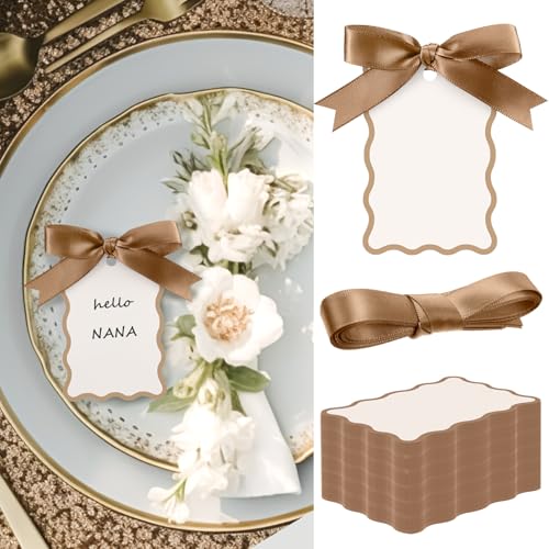 MotiMind Tischkarten mit gewelltem Rand, für Hochzeiten, mit Band, inklusive 100 Namenskarten und 100 Bändern für Hochzeiten, Partys, Feiern, Zubehör (beige und braun), 200 Stück von MotiMind
