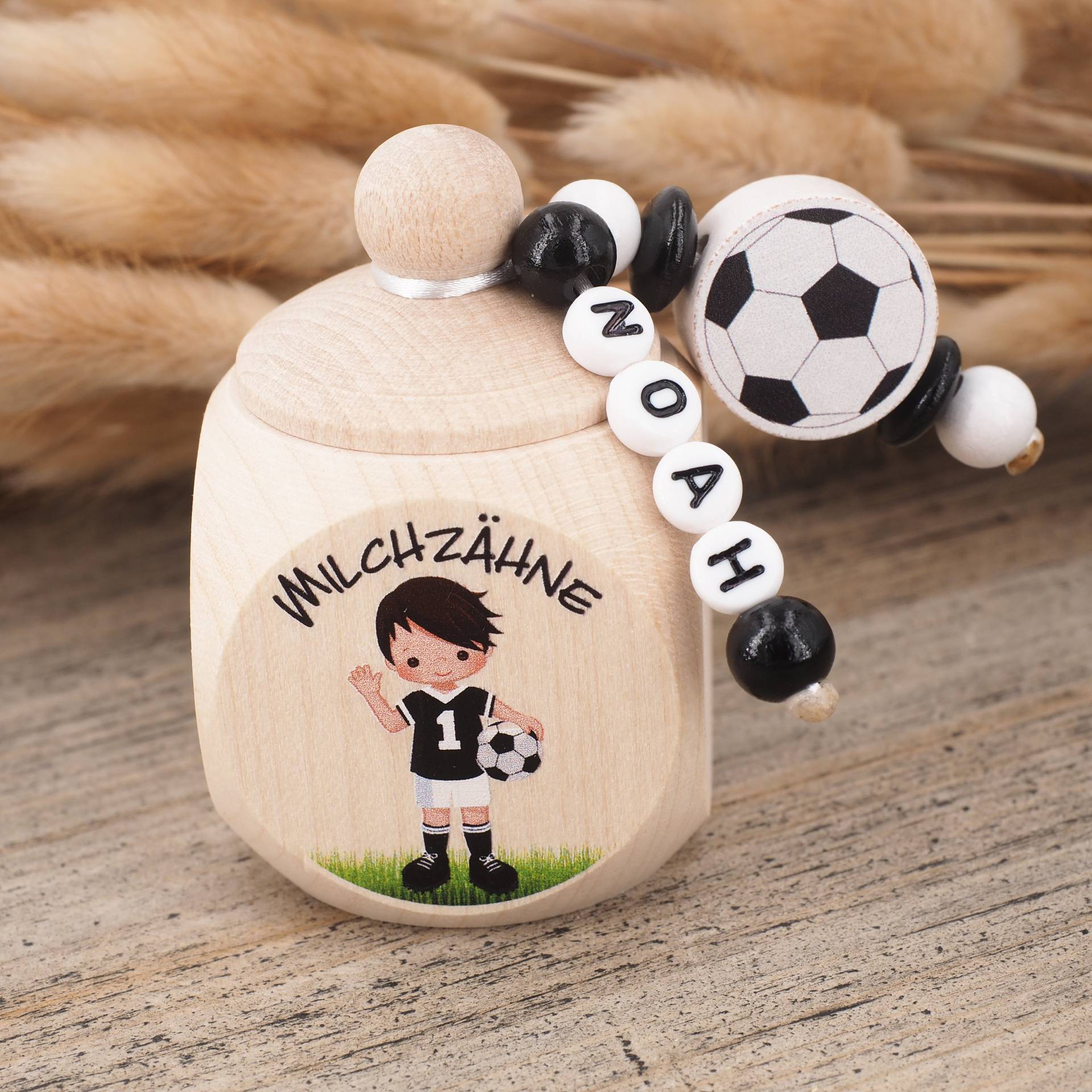Milchzahndose Mit Namen Fußballer Dunkelhaarig Milchzahndose Mit Namen Fußballer Dunkelhaarig von MotzisBunteWelt2014
