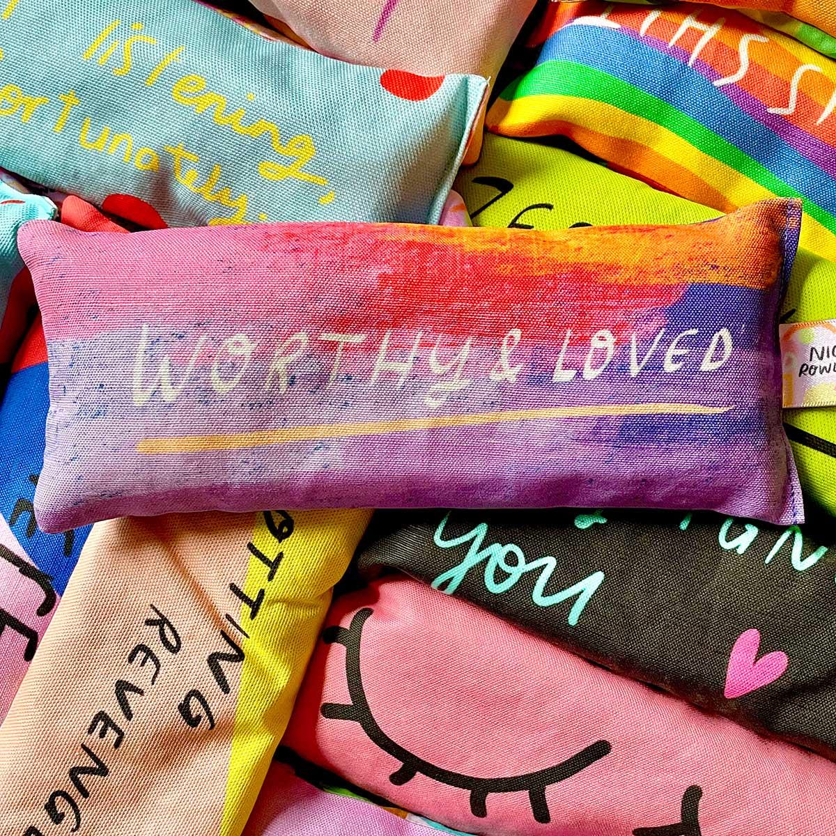 Worthy & Loved Handgemachte Augentasche Für Yoga Meditation Tiefschlaf. Affirmation Sinnestasche Worthy & Loved Handgemachte Augentasche Für Yoga Meditation Tiefschlaf. Affirmation Sinnestasche von MsSpanner