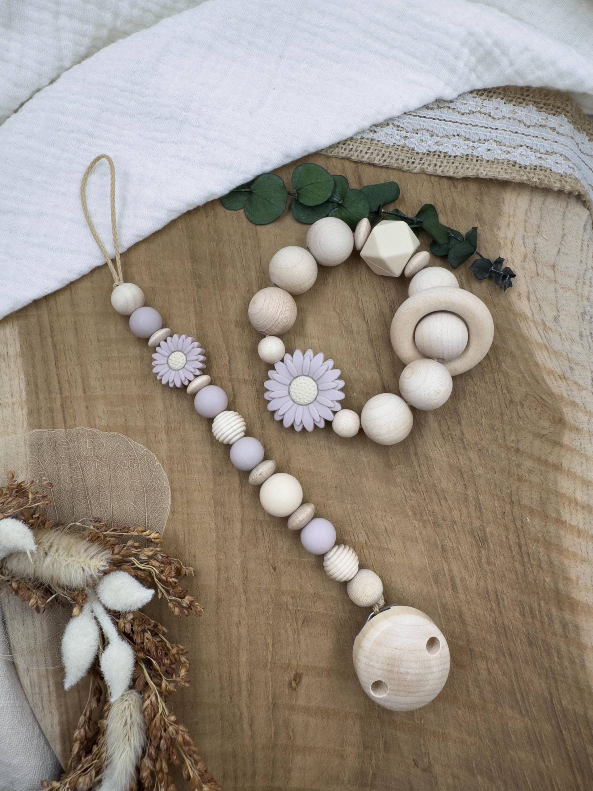 Schnullerkette Ohne Name | Greifling Greifring Blume Lila Baby Junge Mädchen Geburtsgeschenk Babygeschenk Silikon Taufe Schnullerkette Ohne Name | Greifling Greifring Blume Lila Baby Junge Mädchen Geburtsgeschenk Babygeschenk Silikon Taufe von Mullitante