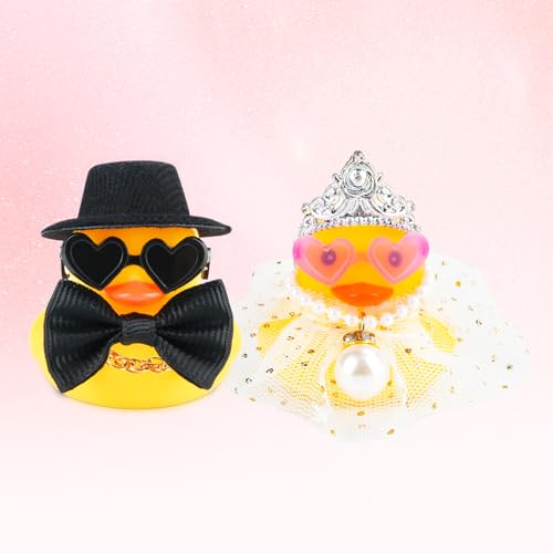 Muyohix 2er-Set Quietscheente Braut und Bräutigam, Hochzeitsgeschenke für Brautpaar, Lustige Brautpaar Figuren, Auto Deko Hochzeit, Geschenk für Zeremonie, Souvenir, Heiratssegen Muyohix 2er-Set Quietscheente Braut und Bräutigam, Hochzeitsgeschenke für Brautpaar, Lustige Brautpaar Figuren, Auto Deko Hochzeit, Geschenk für Zeremonie, Souvenir, Heiratssegen von Muyohix