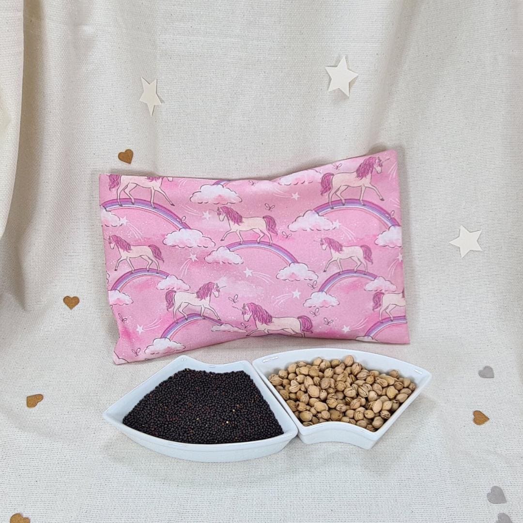 Personalisierbares Wärmekissen Einhorn Auf Regenbogen Für Warme Wintertage. Kältekissen Mit Außenhülle Waschbar. Austauschbare Überzüge Personalisierbares Wärmekissen Einhorn Auf Regenbogen Für Warme Wintertage. Kältekissen Mit Außenhülle Waschbar. Austauschbare Überzüge von MyEllmar