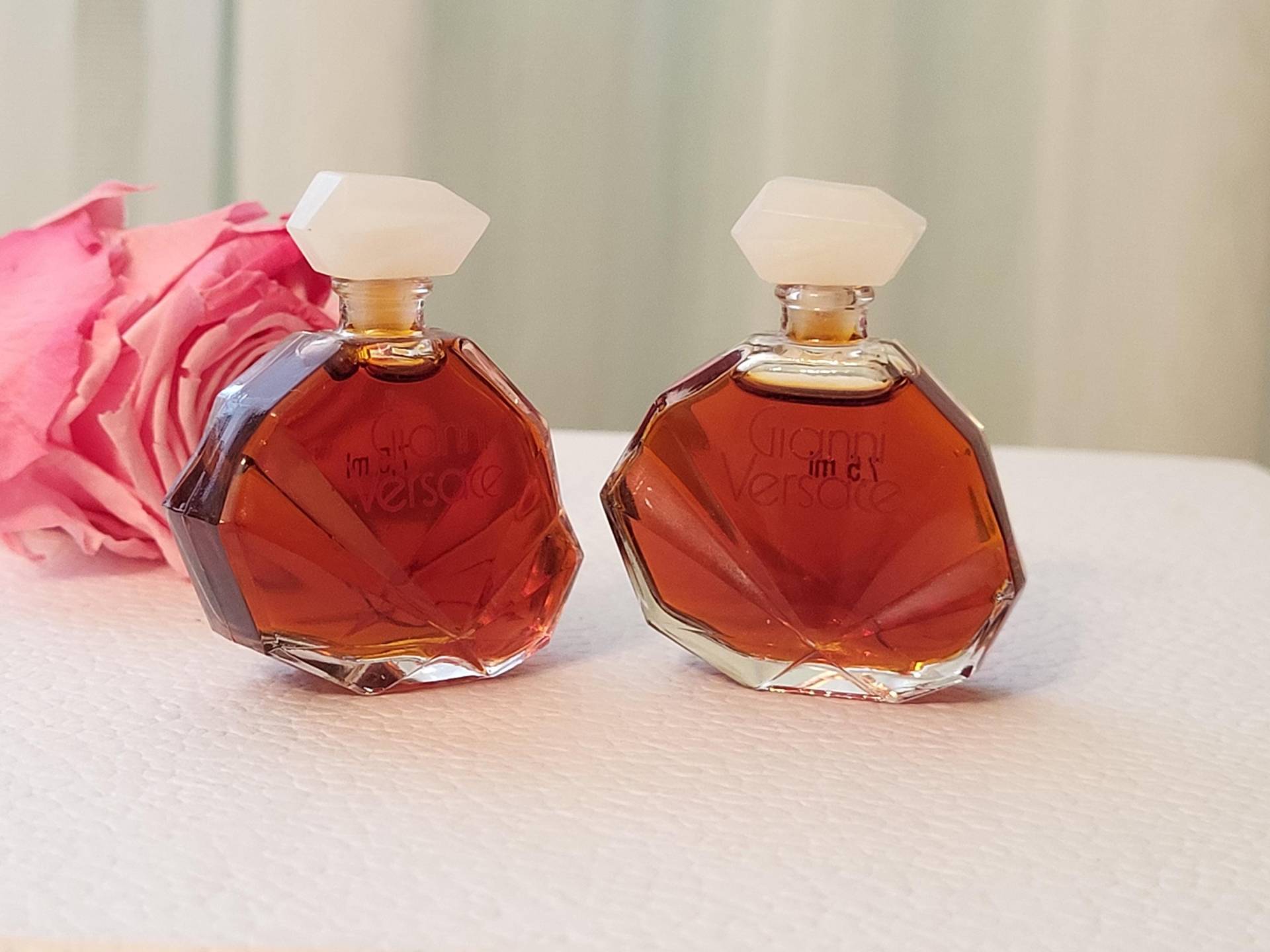 Gianni Versace Eau De Toilette Miniaturen Vintage Sammlung Gianni Versace Eau De Toilette Miniaturen Vintage Sammlung von MyStyleFashionCo