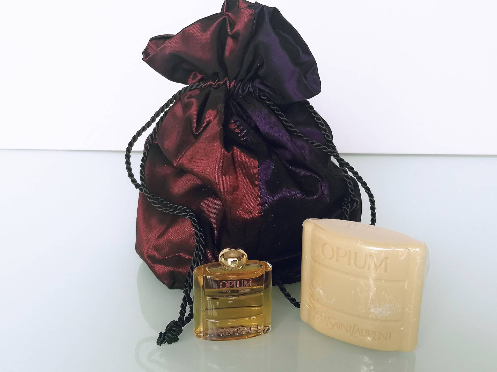 Vintage Set Opium Yves St. Laurent, Geldbörse Mit Miniatur Parfüm Und Seife von MyVintageGadgets