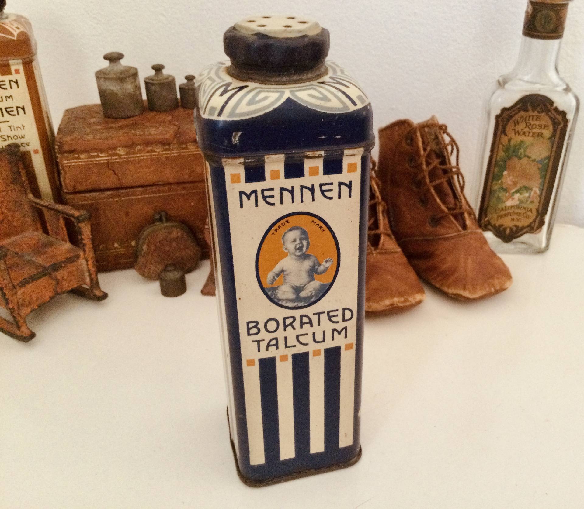 Voll Vintage Powder Mennen Talcum Für Männer Blechdose Metall Shaker Sammlerstück Bauernhaus Salon Cottage Badezimmer Eitelkeit Voll Vintage Powder Mennen Talcum Für Männer Blechdose Metall Shaker Sammlerstück Bauernhaus Salon Cottage Badezimmer Eitelkeit von Mymillienroses
